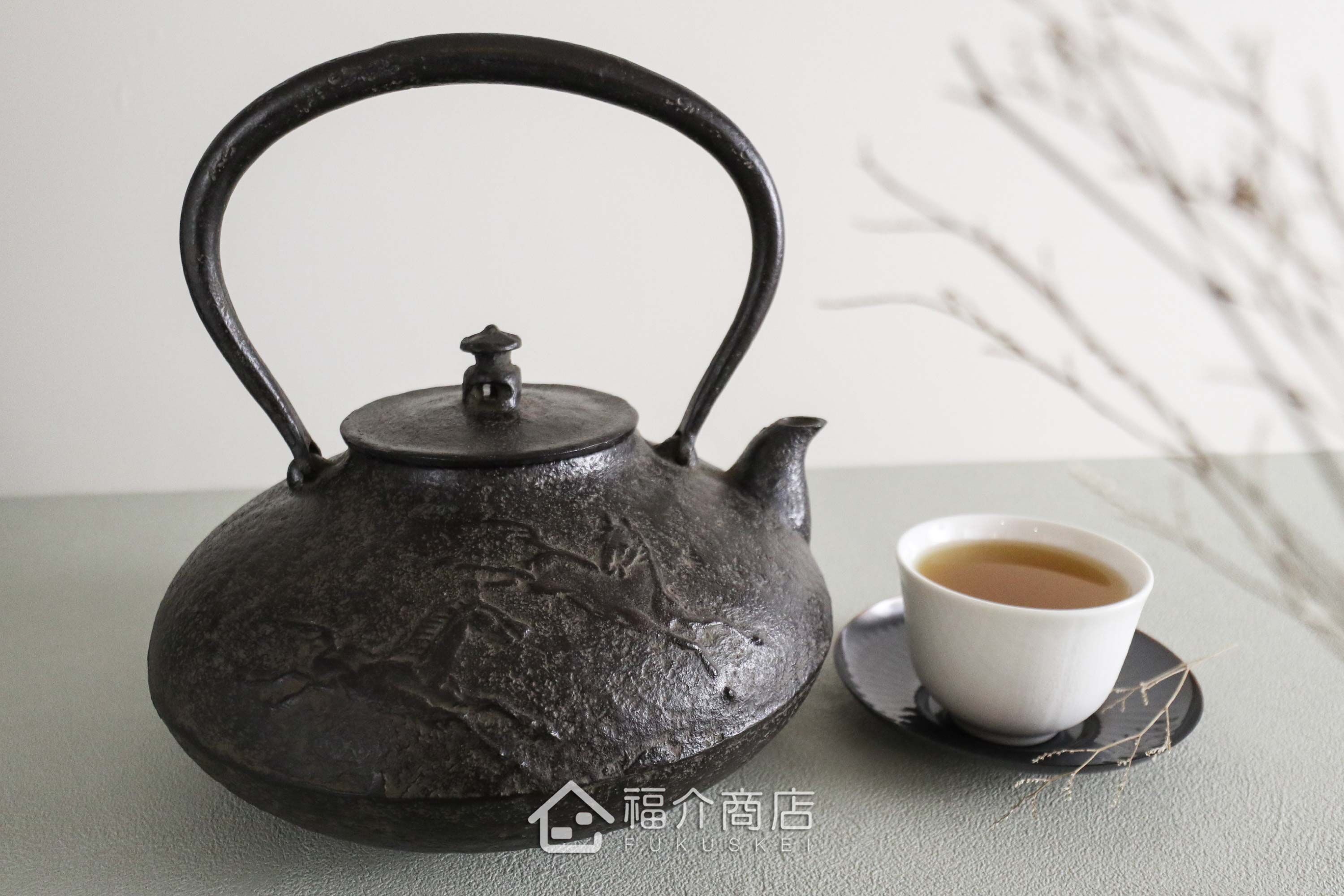 及川榮喜所製作煮水泡茶用的鐵壺,壺身有馬與山的紋飾