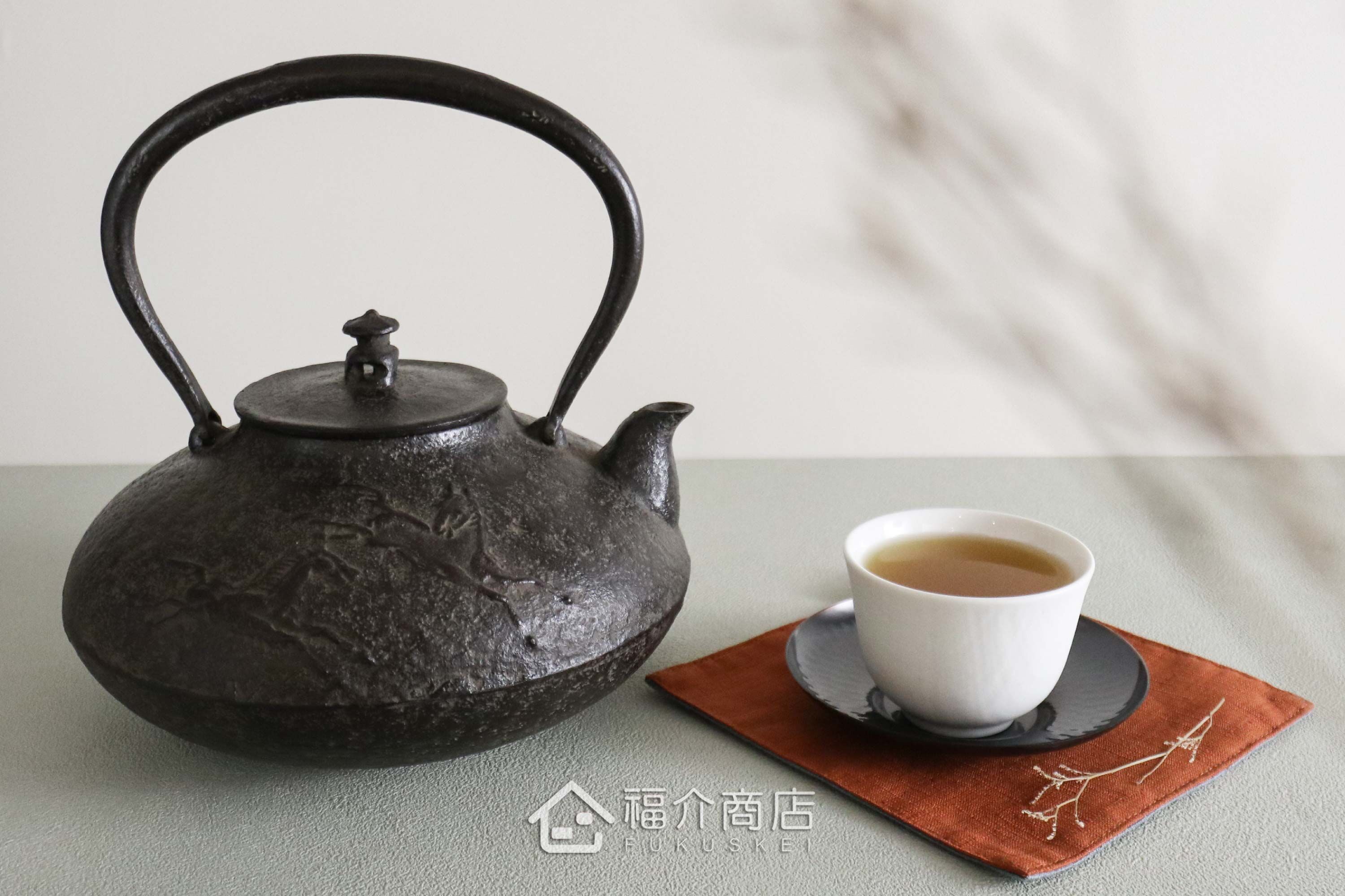 及川榮喜所製作煮水泡茶用的鐵壺,壺身有馬與山的紋飾