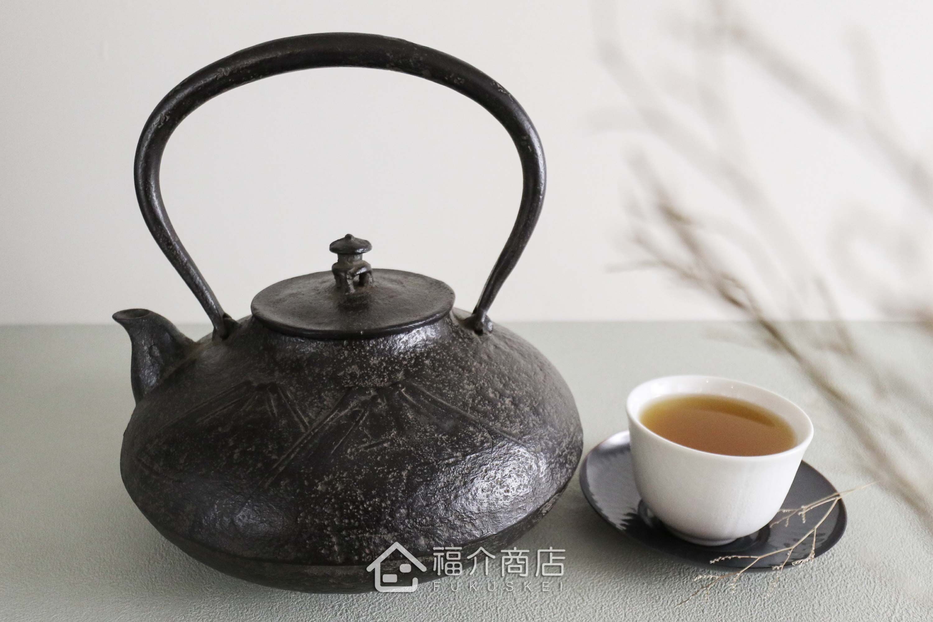 及川榮喜所製作煮水泡茶用的鐵壺,壺身有馬與山的紋飾