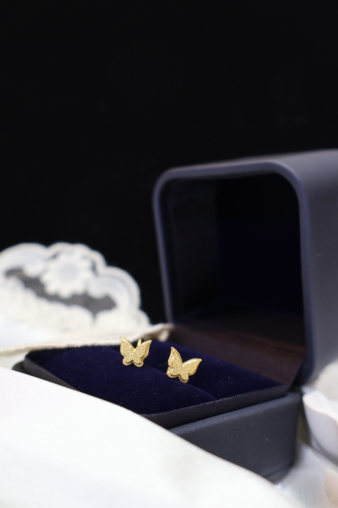 小蝴蝶砂面金耳釘