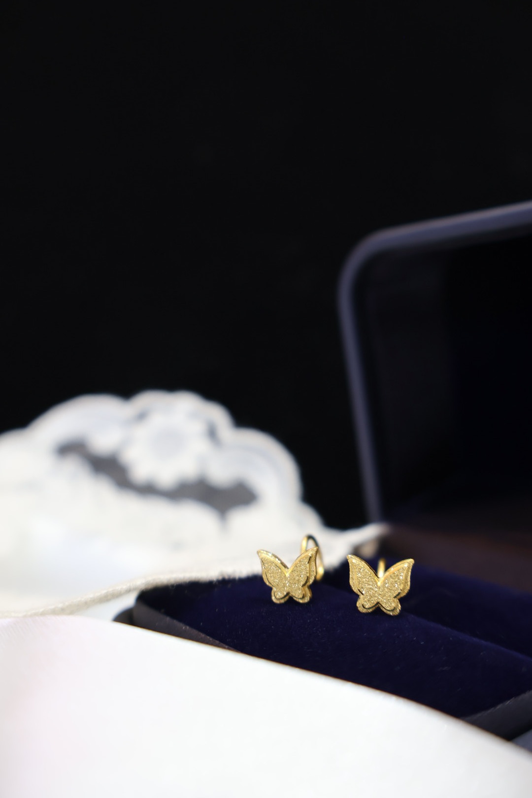 小蝴蝶砂面金耳釘