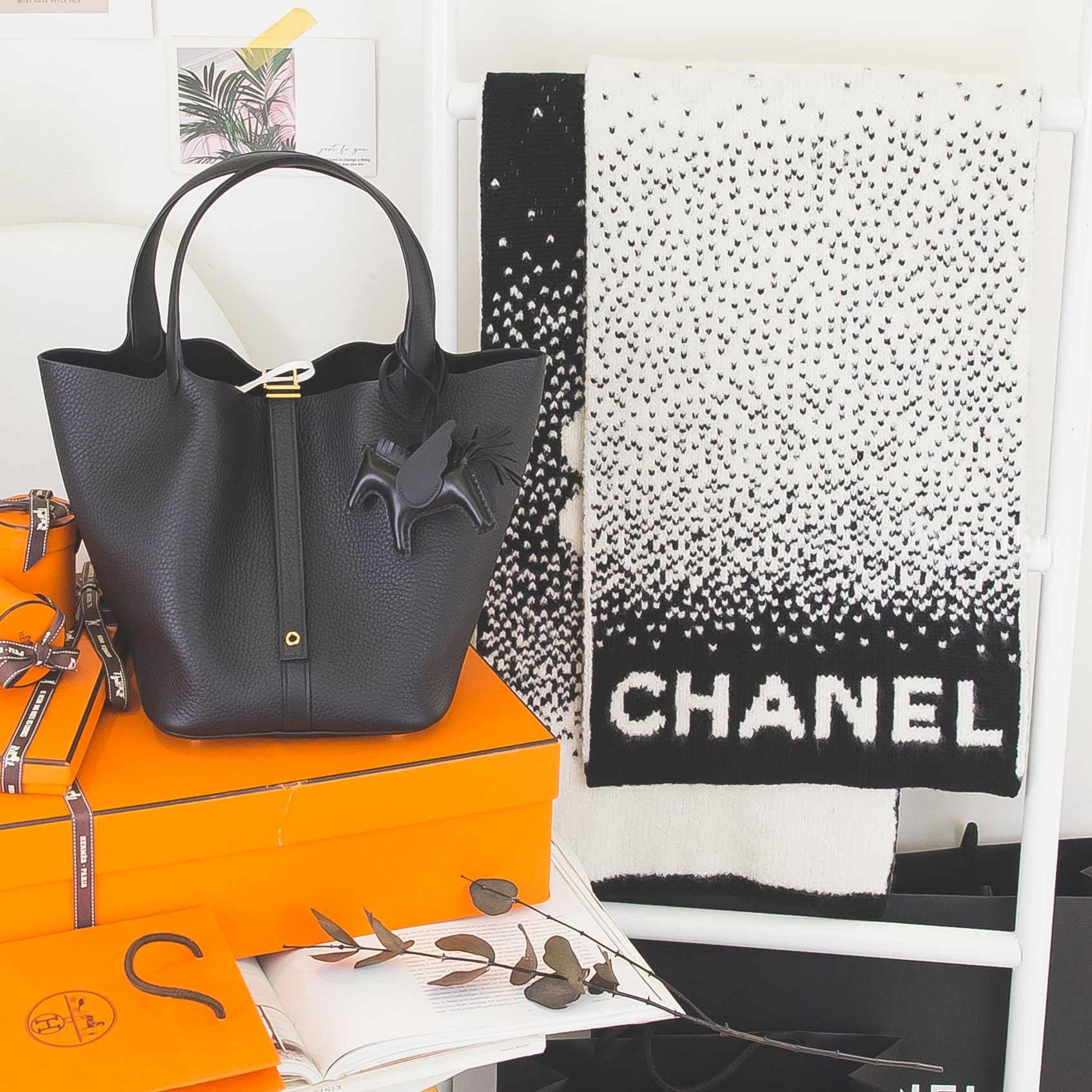 Chanel 白底白字黑色點點漸層黑CC愛心雪花字母喀什米爾羊毛混絲圍巾,Hermès Picotin 22cm 黑色金釦水桶包,Hermès Rodeo PM Pegase 黑色小飛馬-Charline Boutique 精品代購