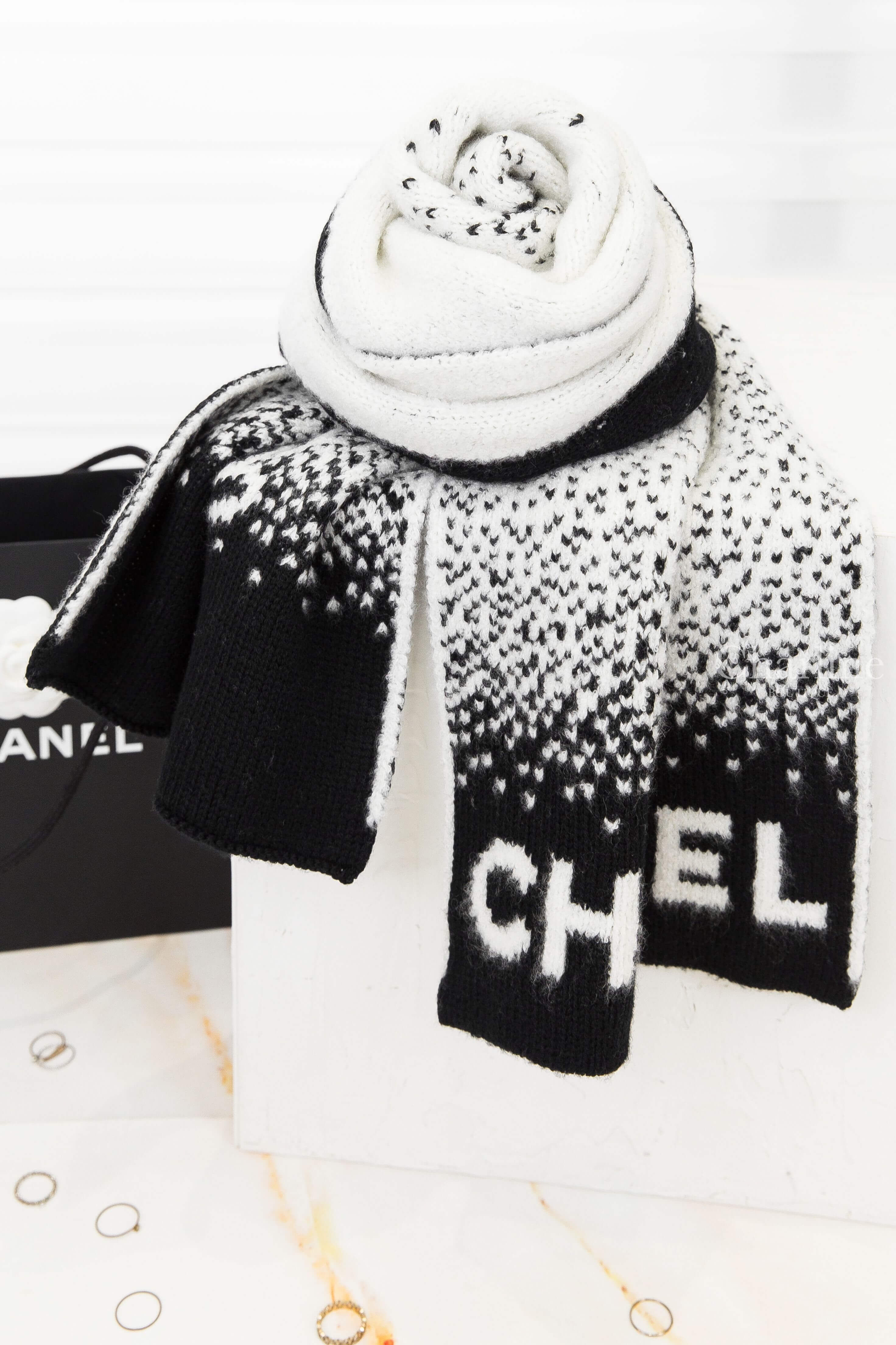 Chanel Scarf 白底白字黑色點點漸層黑CC愛心雪花字母喀什米爾羊毛混絲圍巾-Charline Boutique 精品代購