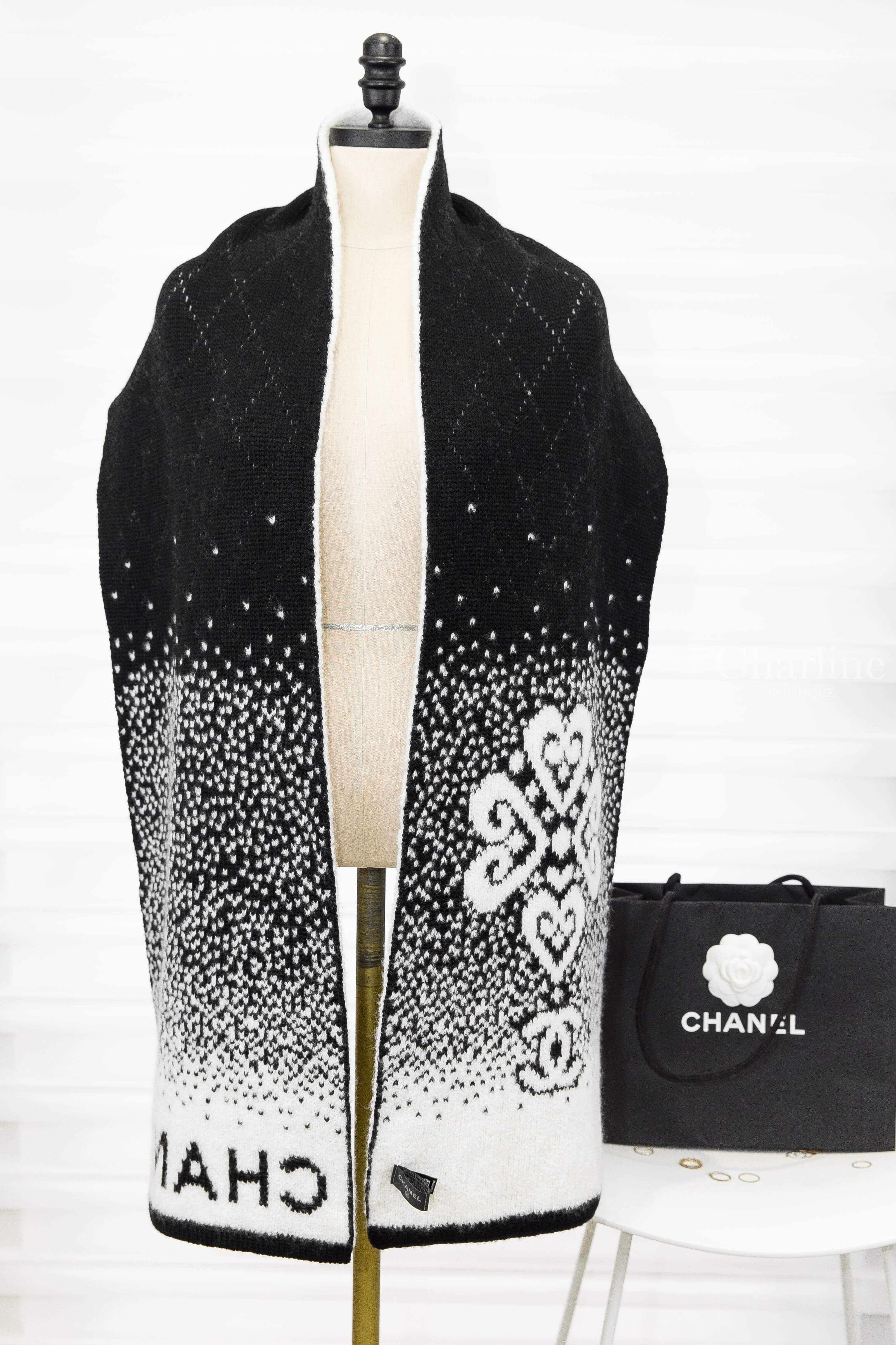 Chanel Scarf 白底白字黑色點點漸層黑CC愛心雪花字母喀什米爾羊毛混絲圍巾-Charline Boutique 精品代購