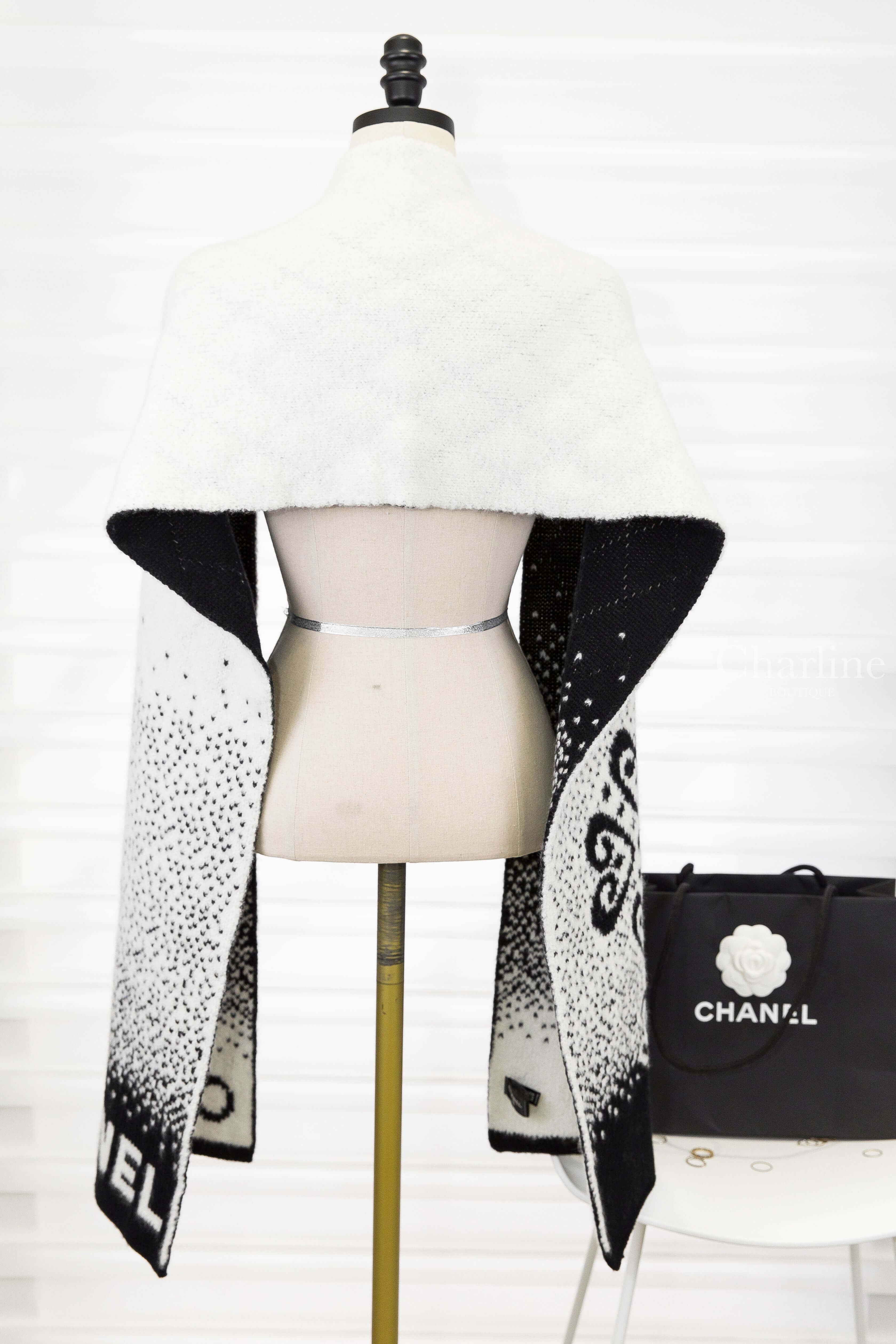 Chanel Scarf 白底白字黑色點點漸層黑CC愛心雪花字母喀什米爾羊毛混絲圍巾-Charline Boutique 精品代購