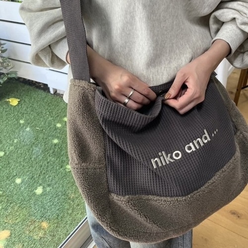 niko and... 針織 大單肩包 毛毛拼接 斜背包 NICO LOGO