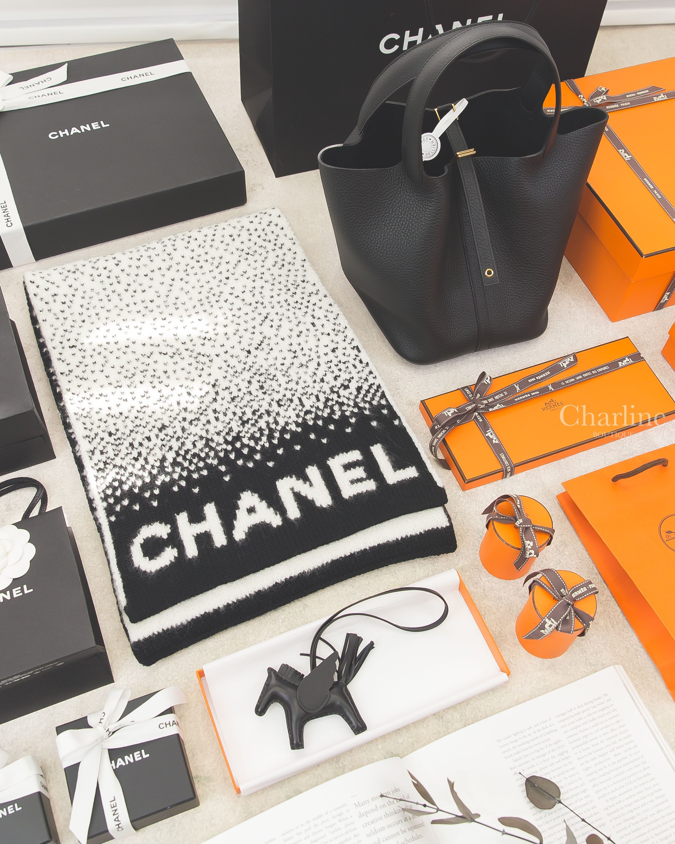 Chanel 白底白字黑色點點漸層黑CC愛心雪花字母喀什米爾羊毛混絲圍巾,Hermès Picotin 22cm 黑色金釦水桶包,Hermès Rodeo PM Pegase 黑色小飛馬-Charline Boutique 精品代購