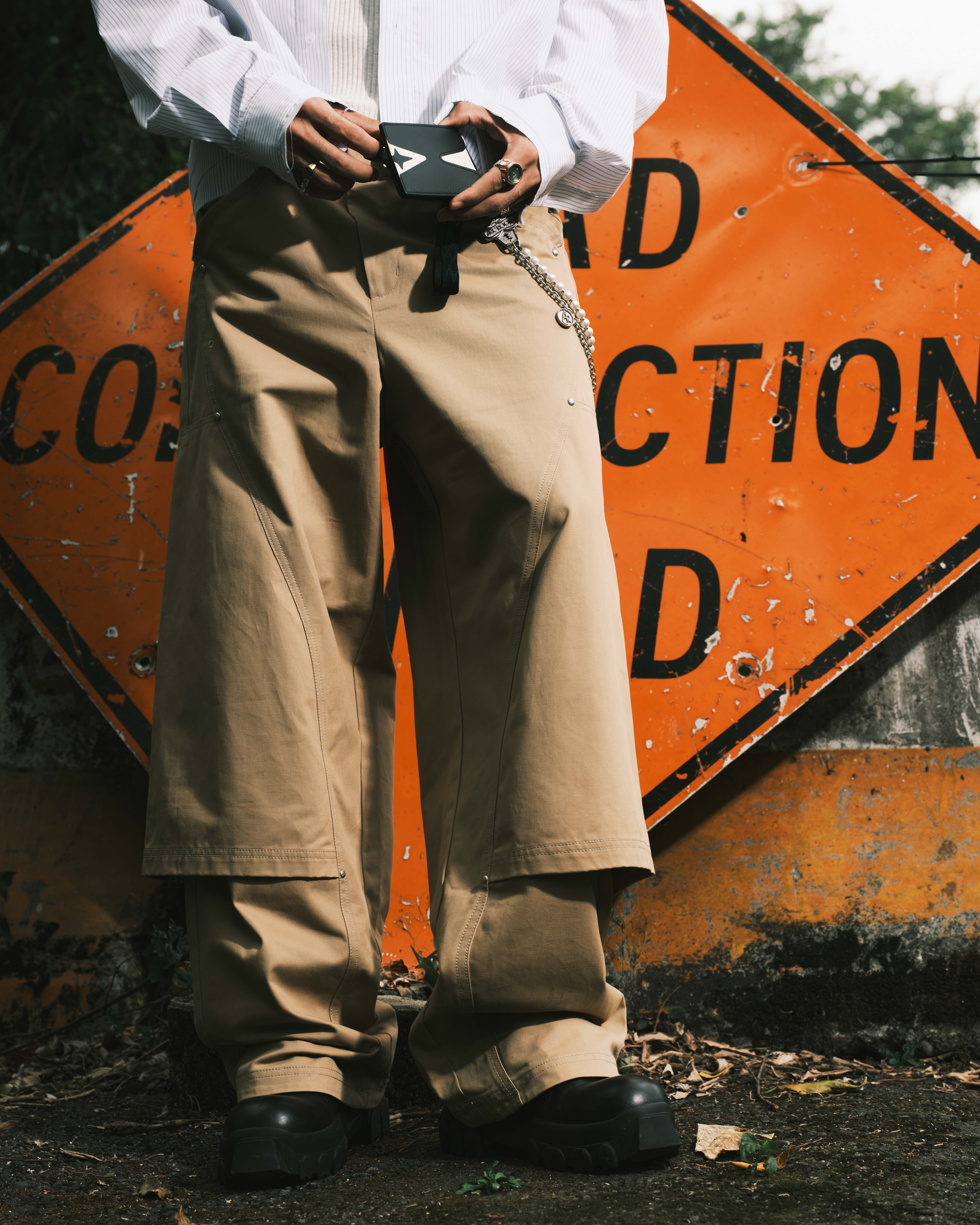 CURVED CUT PLEATED TROUSERS - KHAKI