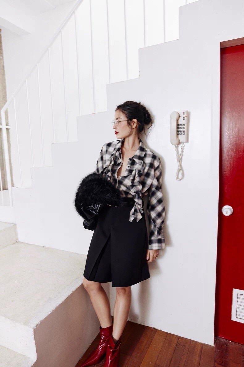 經典黑白格紋荷葉滾邊翻領襯衫-S-M (Elegant & Love)