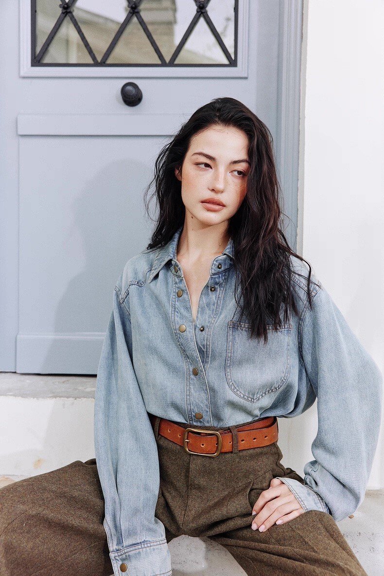 肩配色造型翻領刷色感排釦牛仔襯衫-S-M (Elegant & Love)