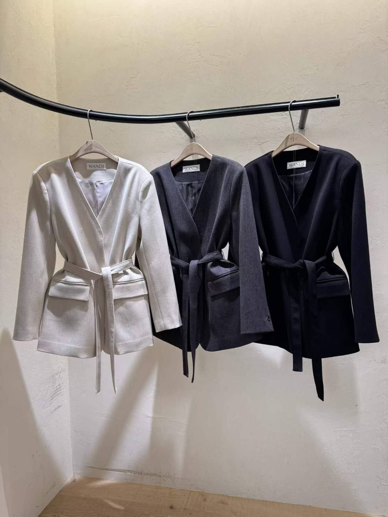 *最後現貨特價* WJ5138 附腰帶V領假口袋西裝外套