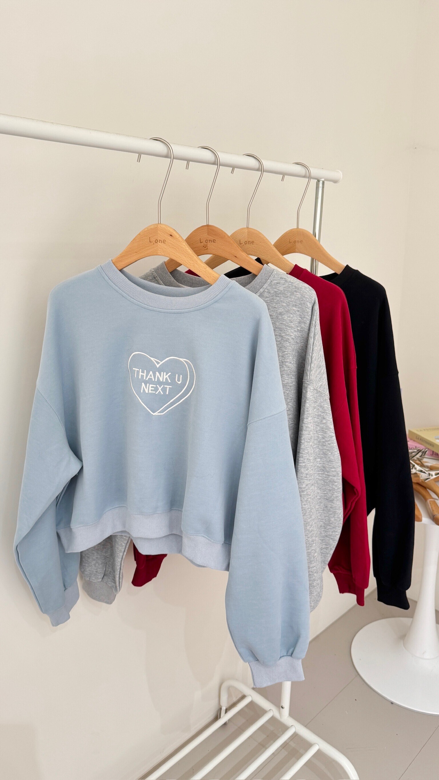 愛心刺繡短版大學T