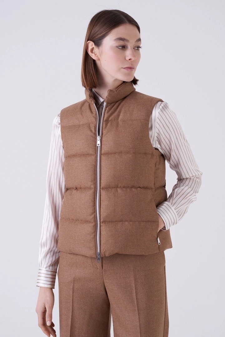 Amina Rubinacci經典暖調輕盈羽絨背心 ｜ 摩卡