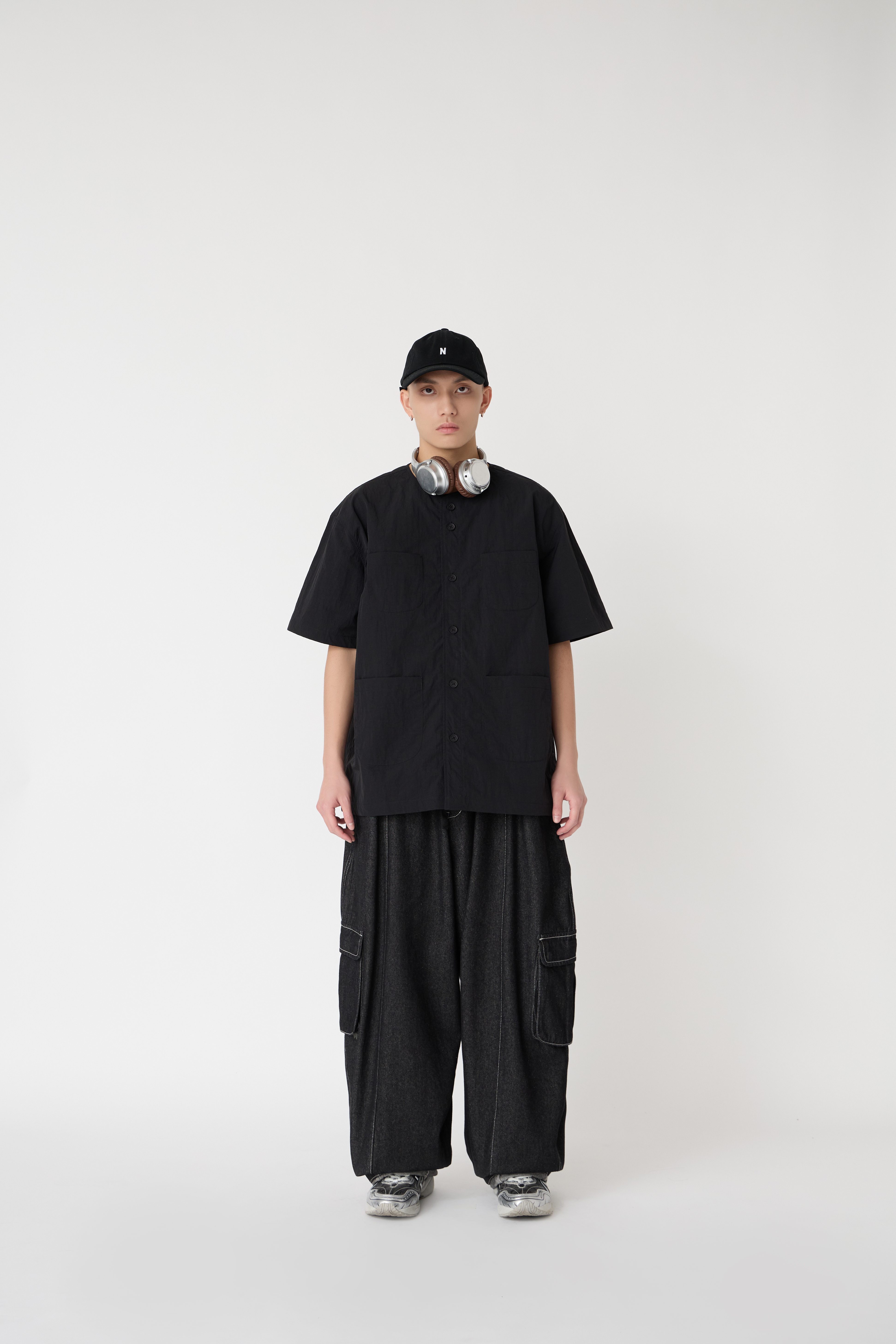 NOIR漂浮字體短袖襯衫