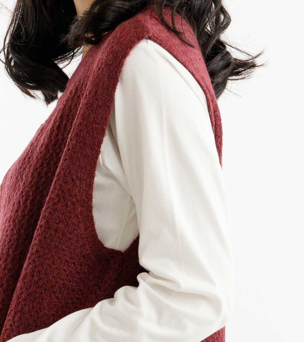 開襟背心掛肩採用無痕收針設計穿起來更簡潔俐落。