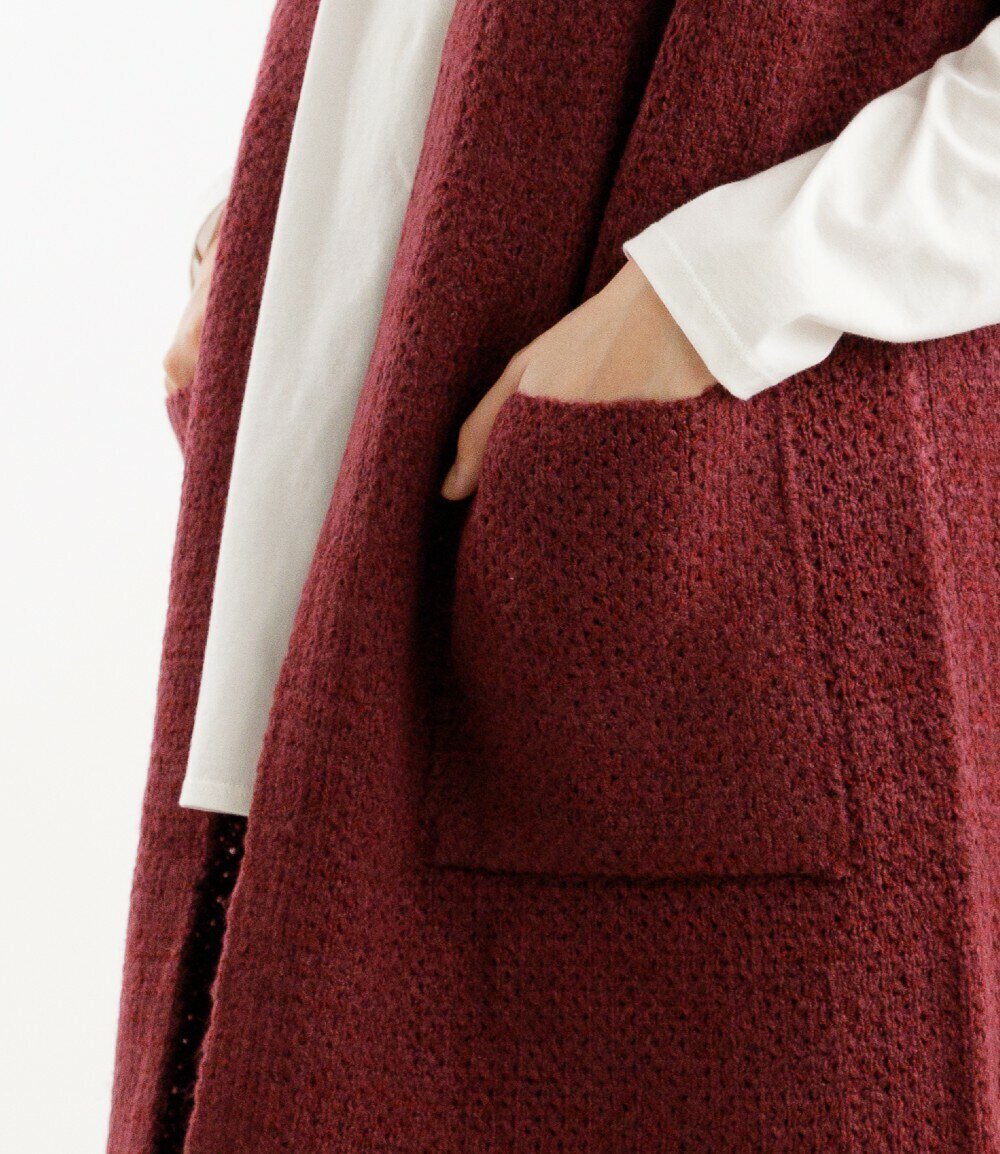 長版背心加深口袋設計,放小物也沒問題。