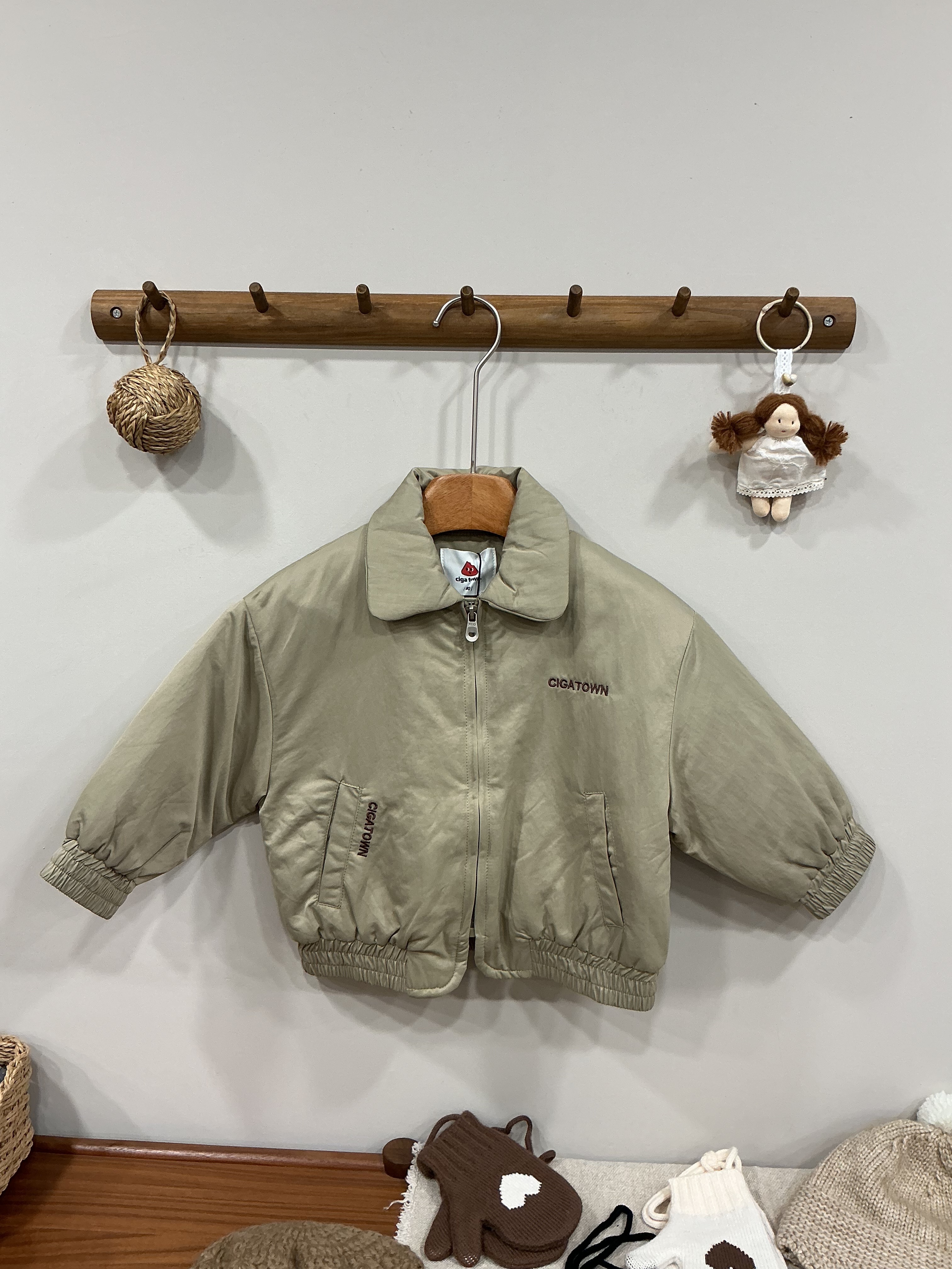 A03251胸口字母造型外套