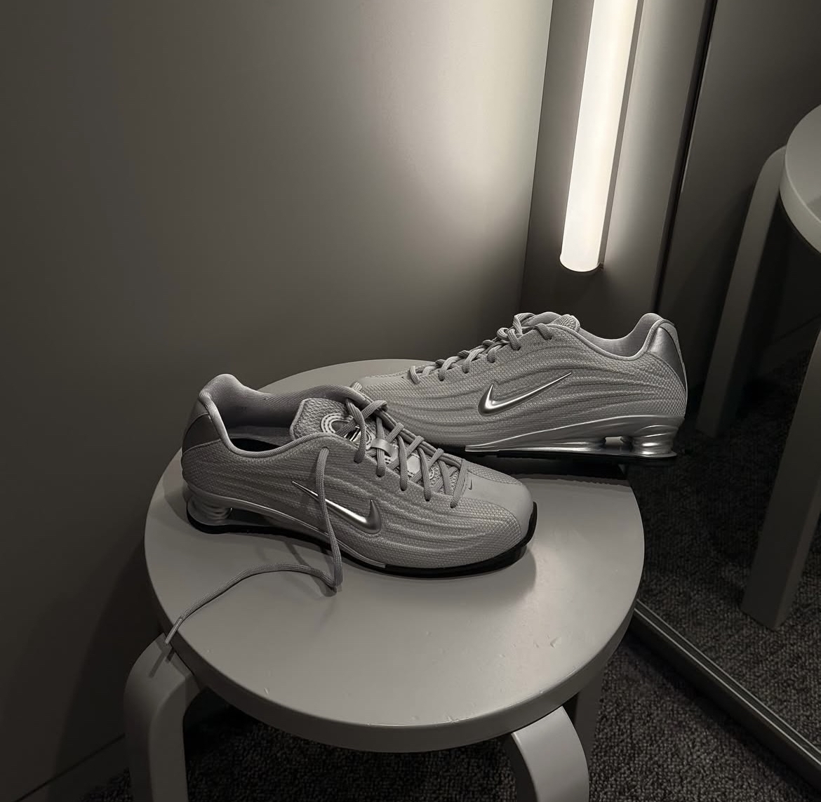 代購-＜科技未來感 x 復古Y2K＞Nike SHOX Z  科技 未來金屬感 銀灰 女鞋