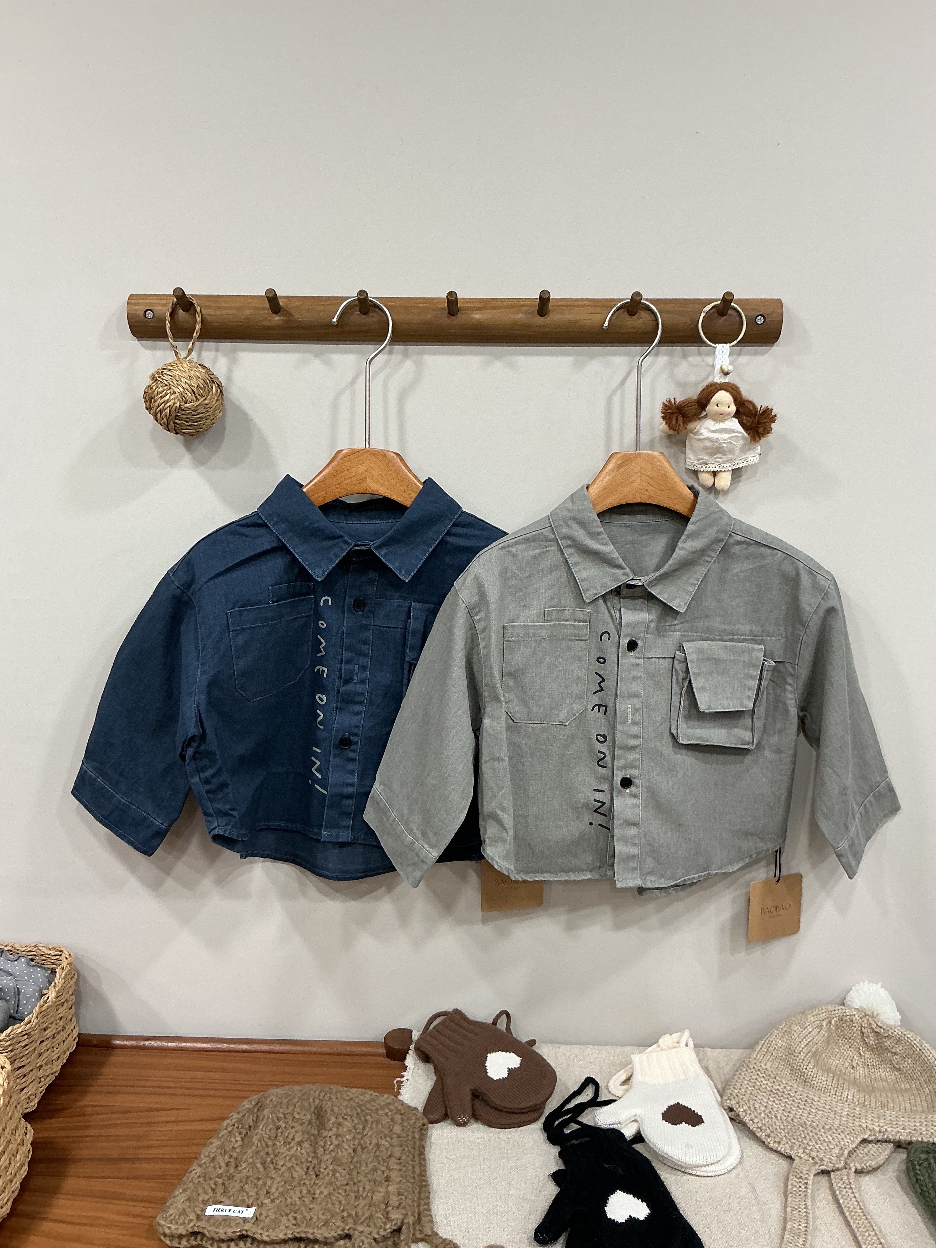 A03242特殊造型口袋字母襯衫