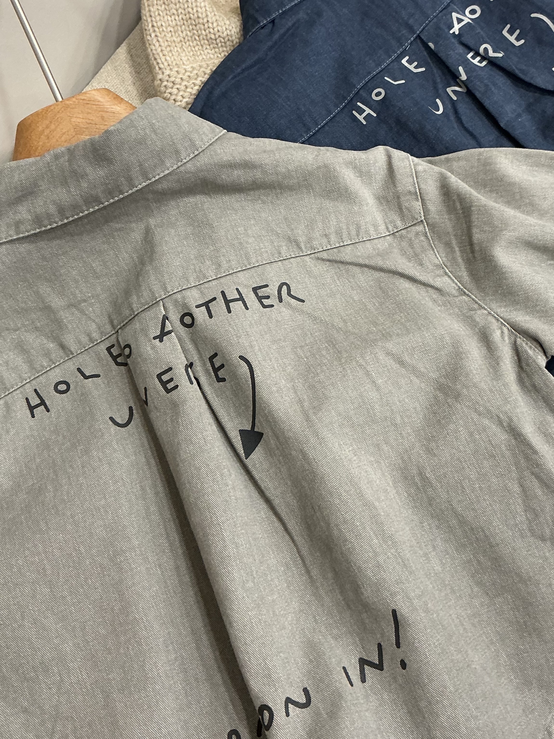 A03242特殊造型口袋字母襯衫