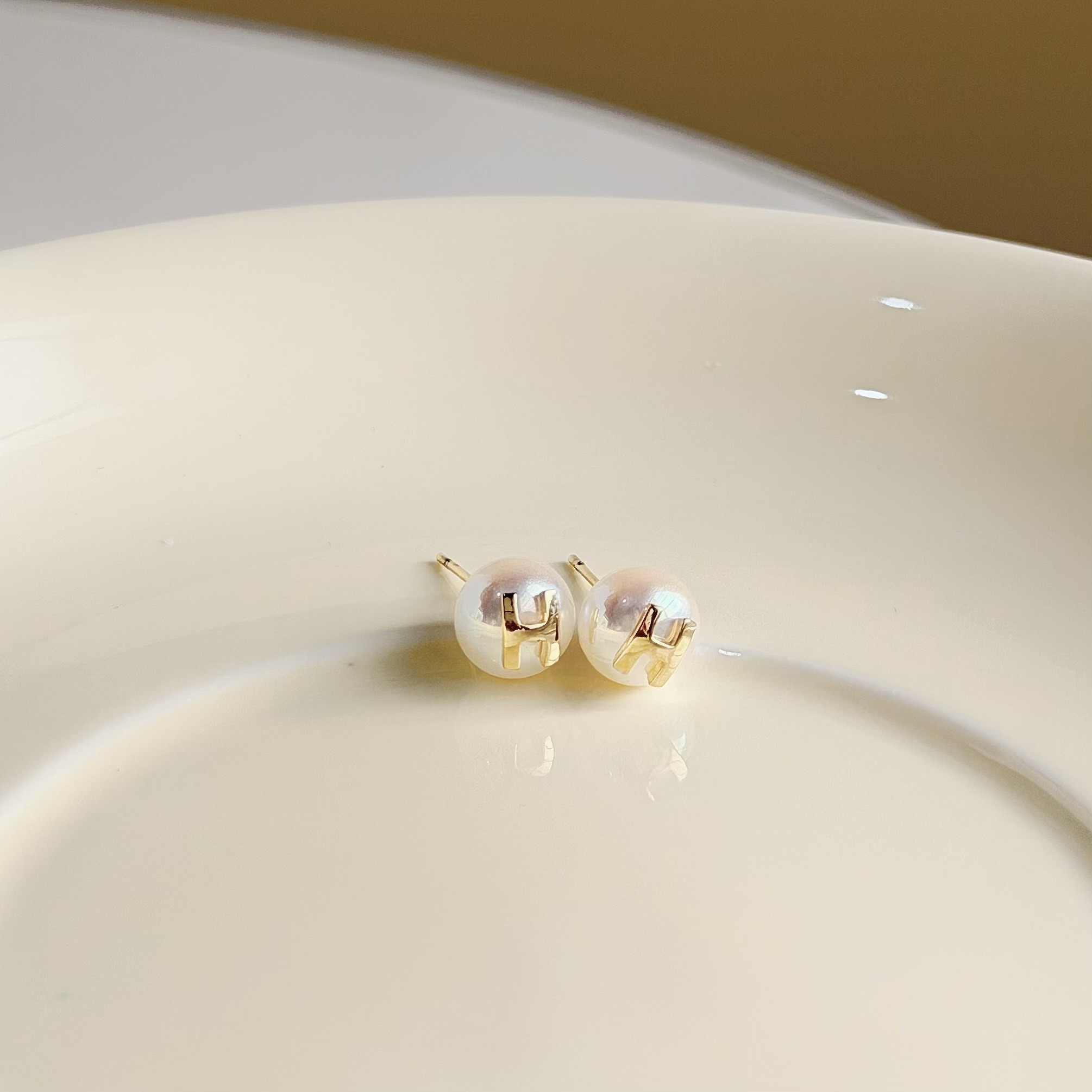 C305光澤感珍珠字母H耳針