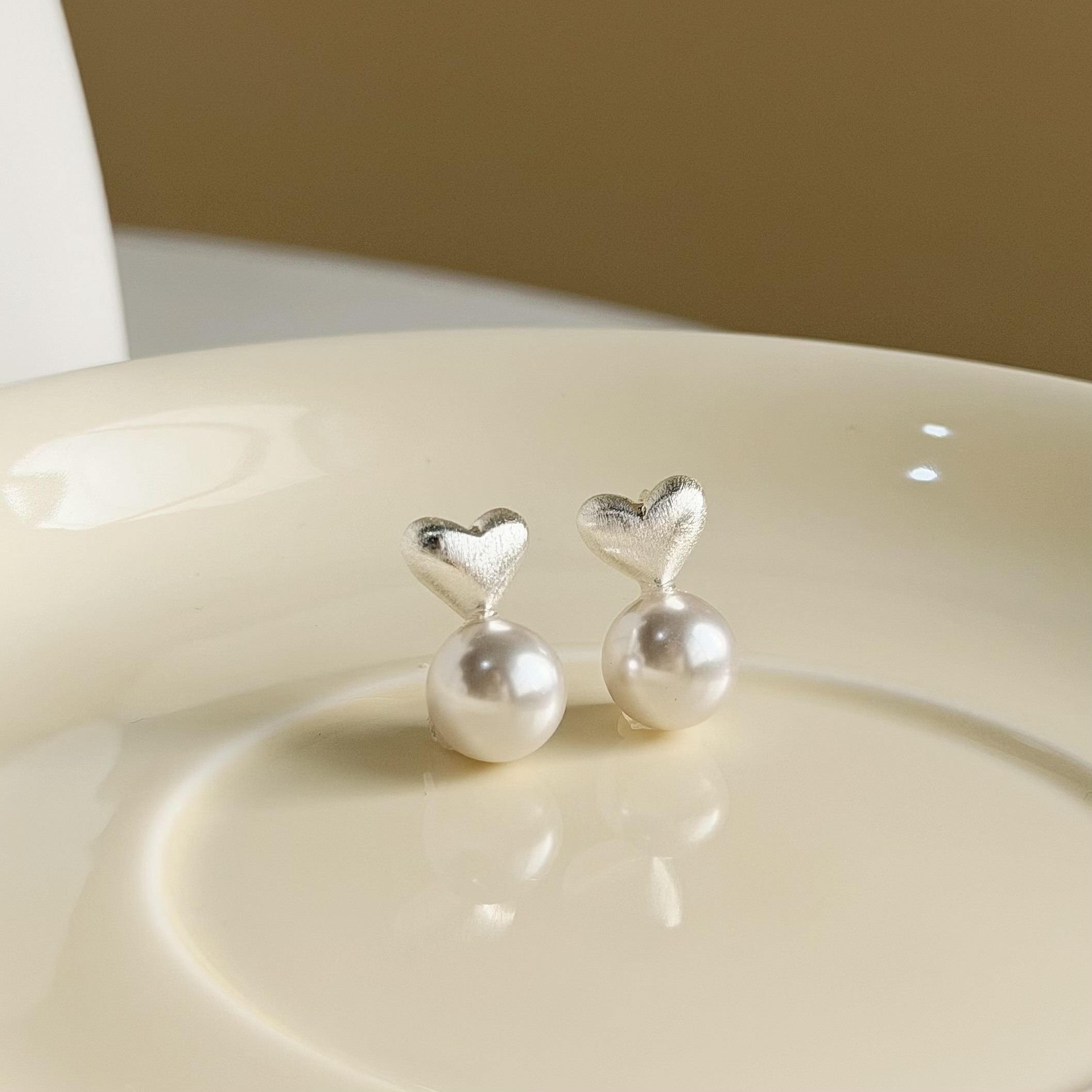 C309霧面拉絲愛心珍珠耳針