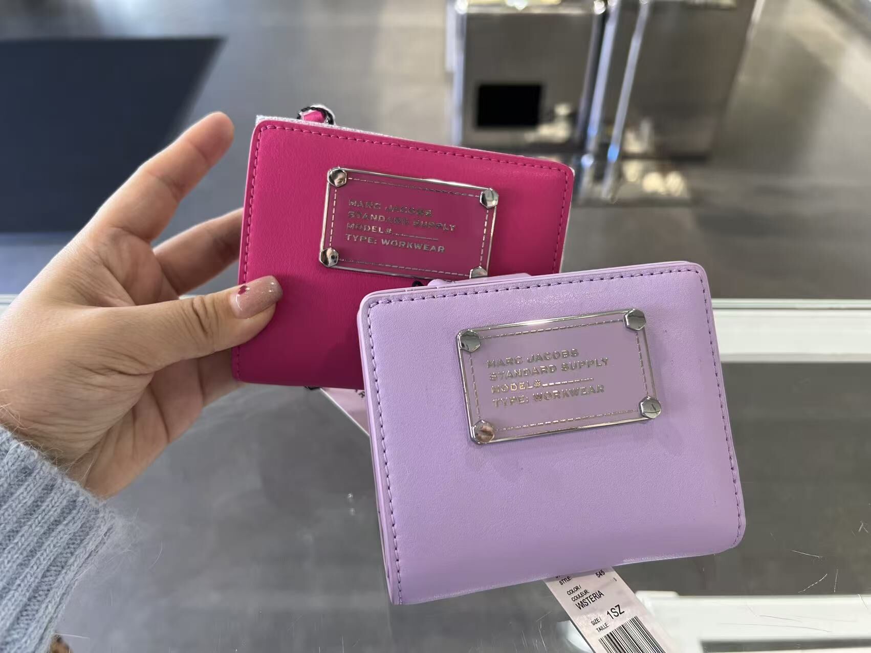 【直播】Marc Jacobs LL102233 金屬牌短款摺銀包