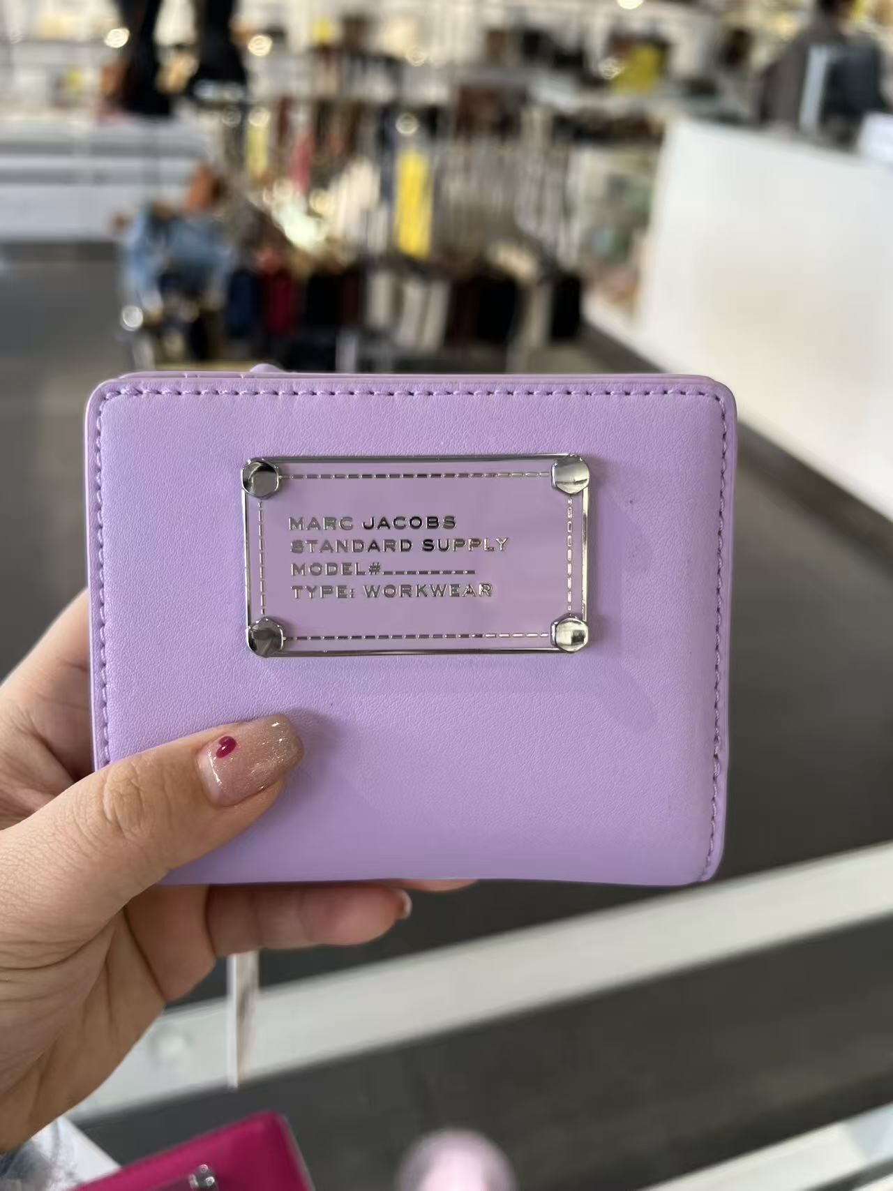 【直播】Marc Jacobs LL102233 金屬牌短款摺銀包