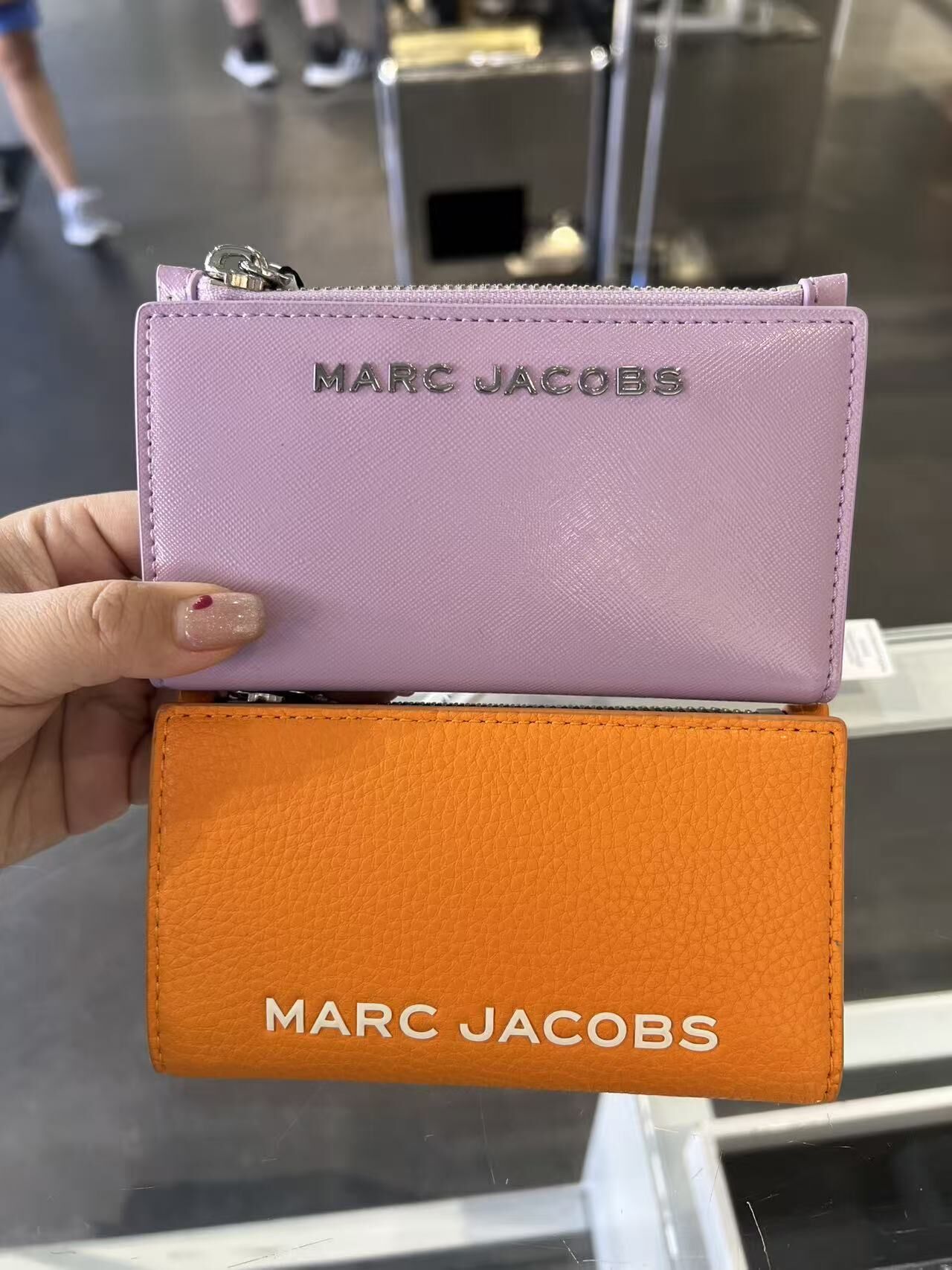 【直播】Marc Jacobs LL102235 拉鏈摺款銀包