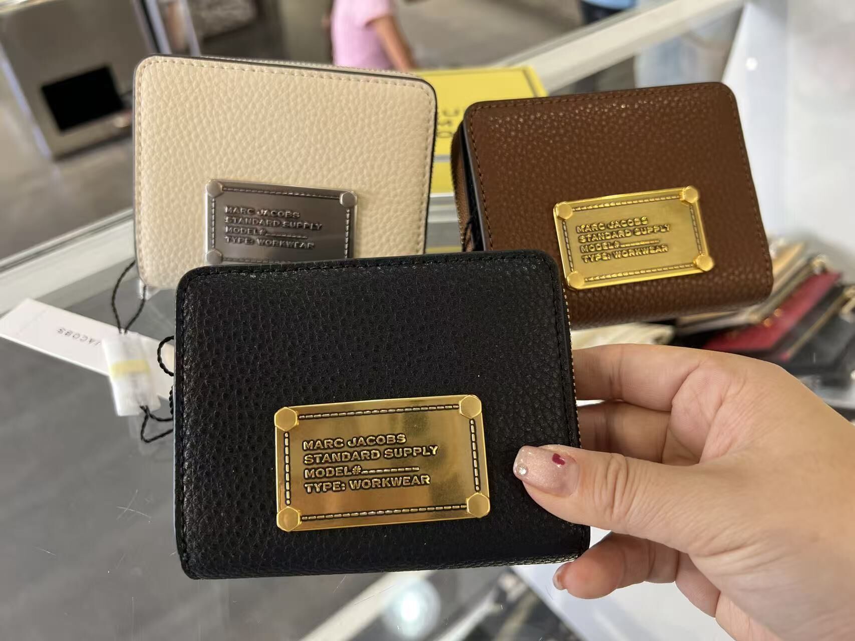 【直播】Marc Jacobs LL102239 金屬牌短銀包