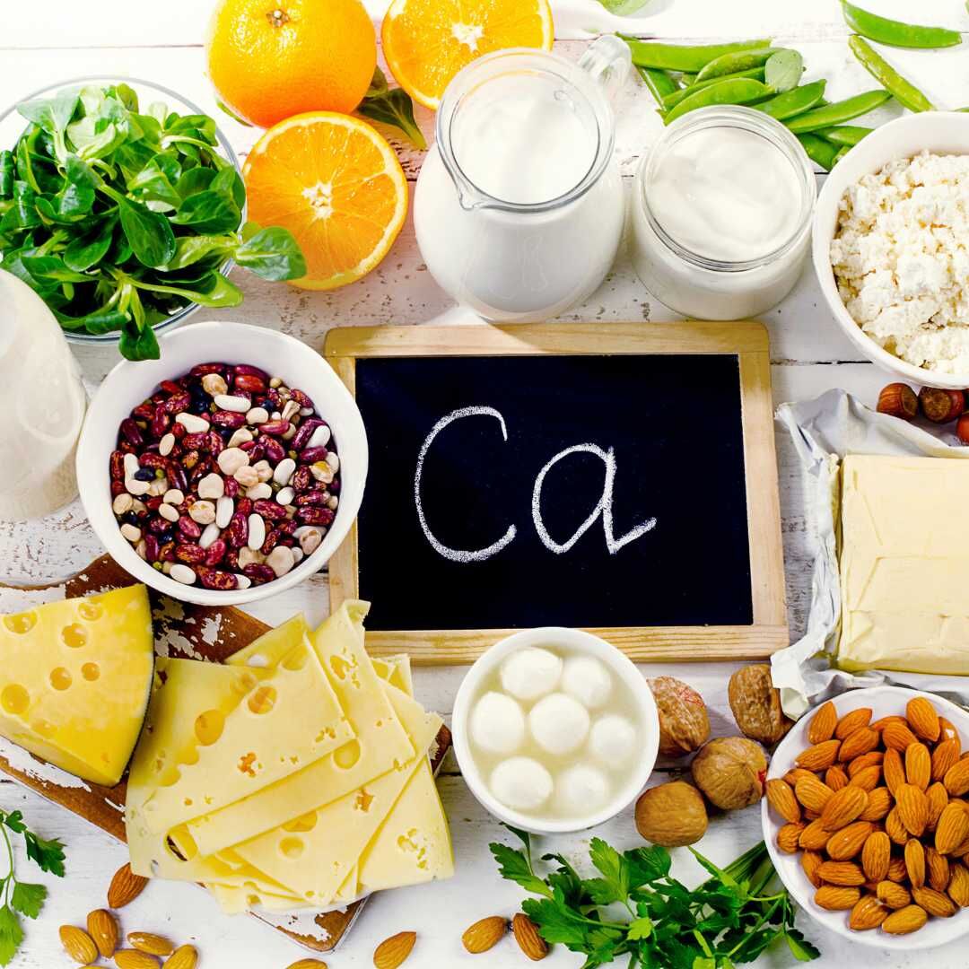 可從乳製品、小魚乾、芝麻、豆製品等食材中攝取,以補充足夠的鈣質與維生素 D。