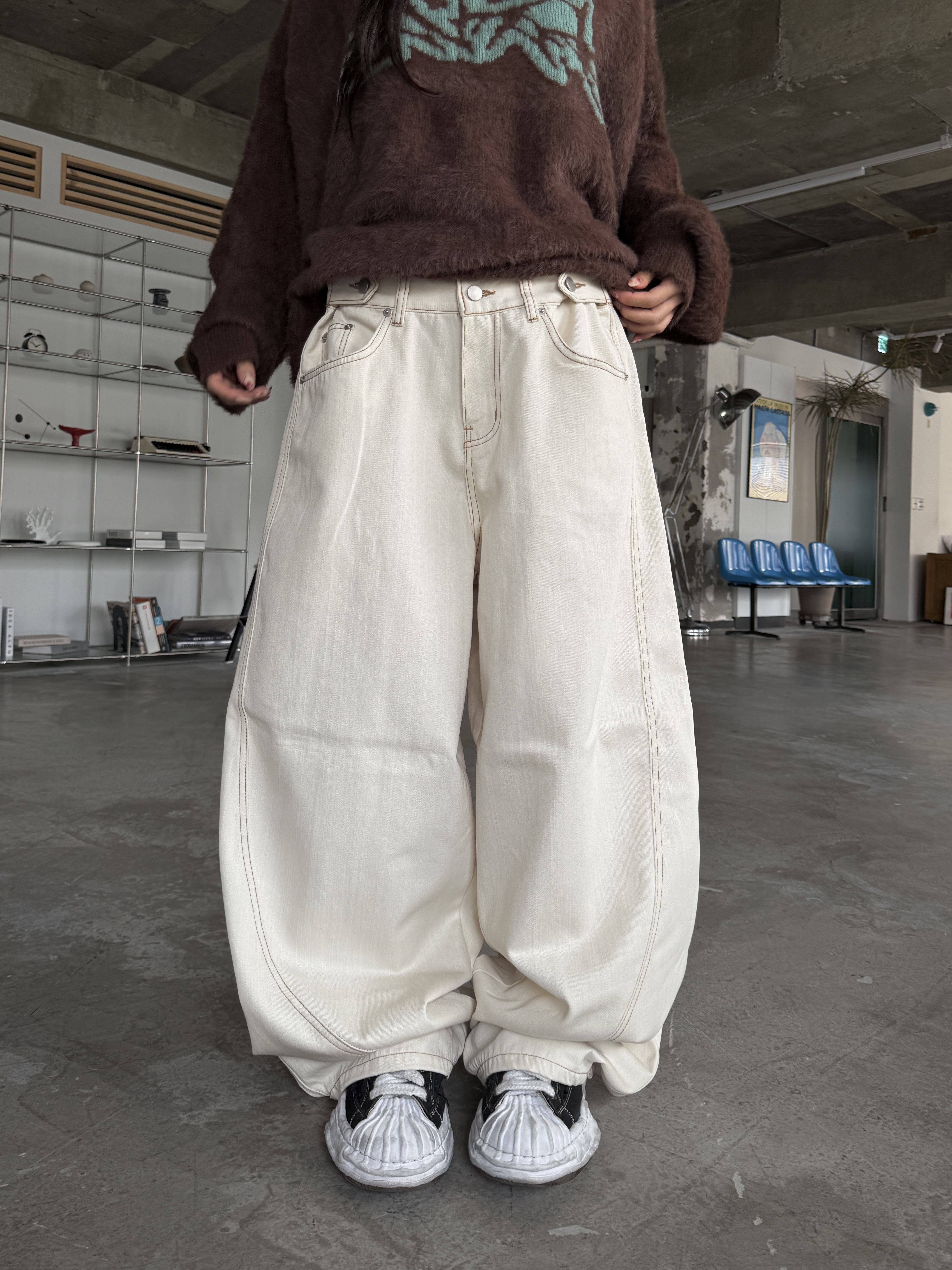 弧形剪裁 丹寧 寬大 牛仔褲（現貨）