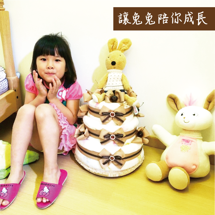 小女孩跟兔子玩偶毛毯尿布蛋糕房間地板