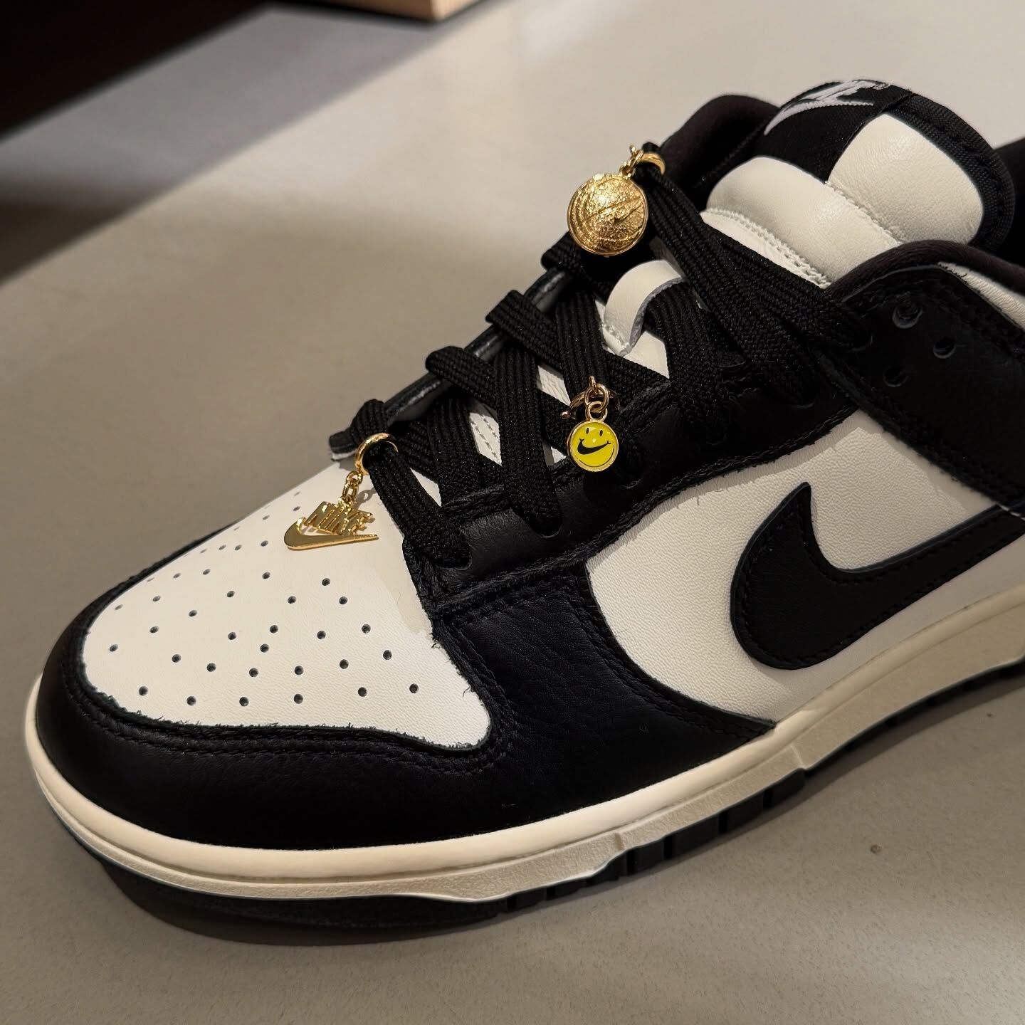 NIKE 休閒鞋 Wmns Dunk Low SE 女鞋 黑 白 熊貓 櫻桃 吊飾 HQ7487-100