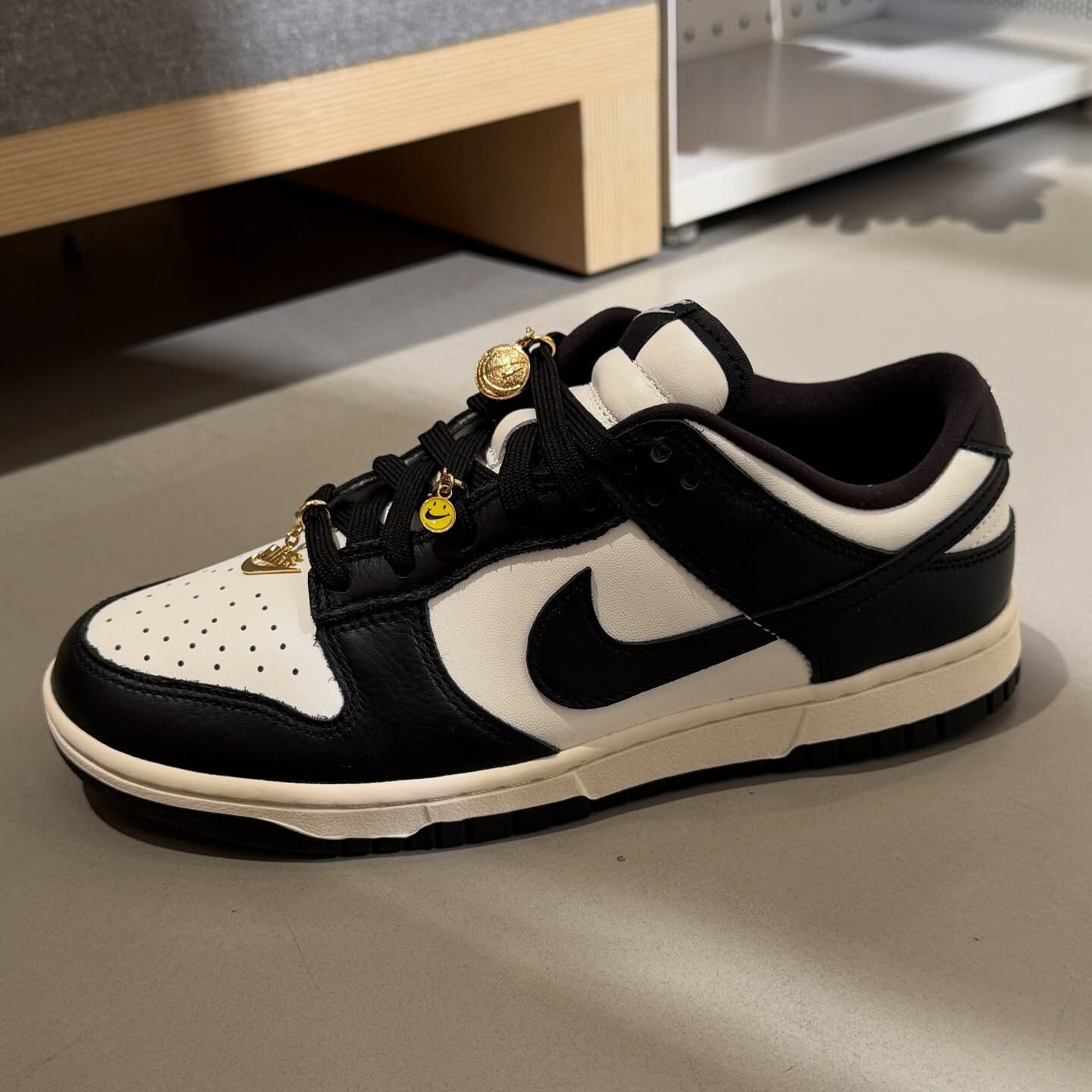 NIKE 休閒鞋 Wmns Dunk Low SE 女鞋 黑 白 熊貓 櫻桃 吊飾 HQ7487-100