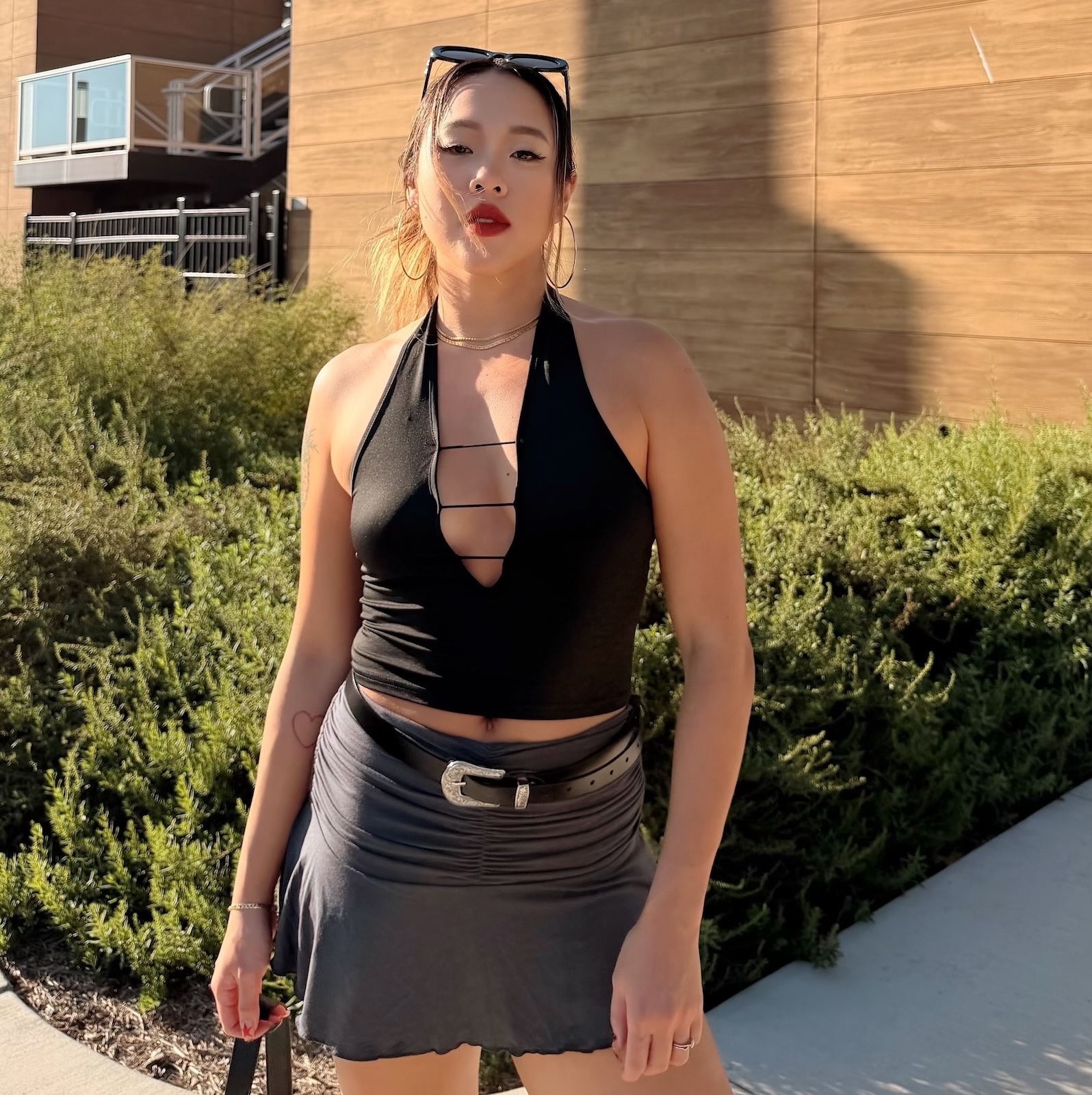 辣黑深V摟空繞脖背心