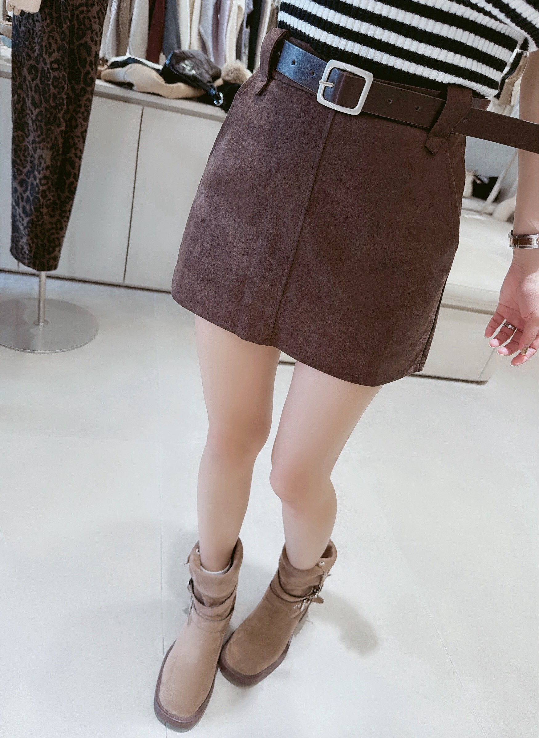 附皮帶後鬆緊麂皮短褲裙