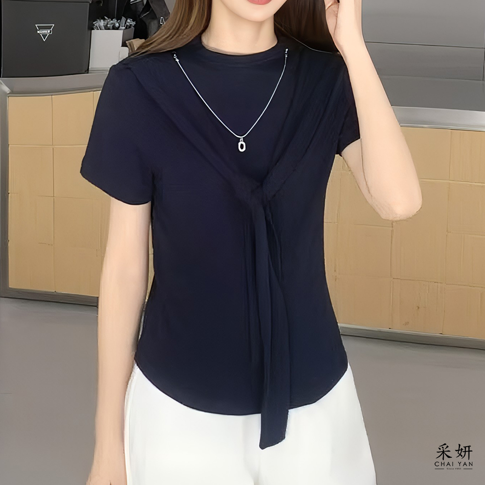 自帶領巾吊飾中高領短袖上衣