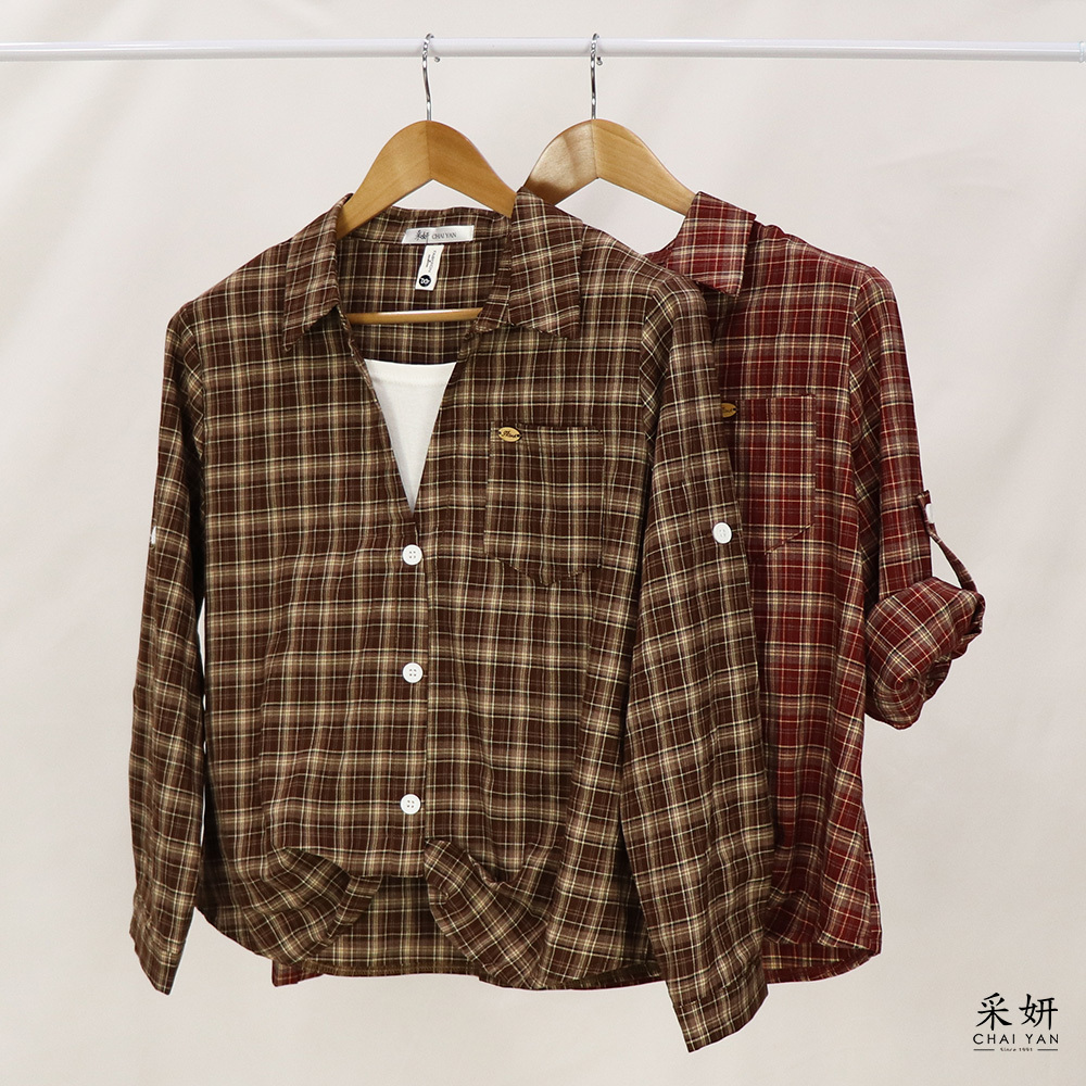 字母木頭標假排扣翻領長袖上衣