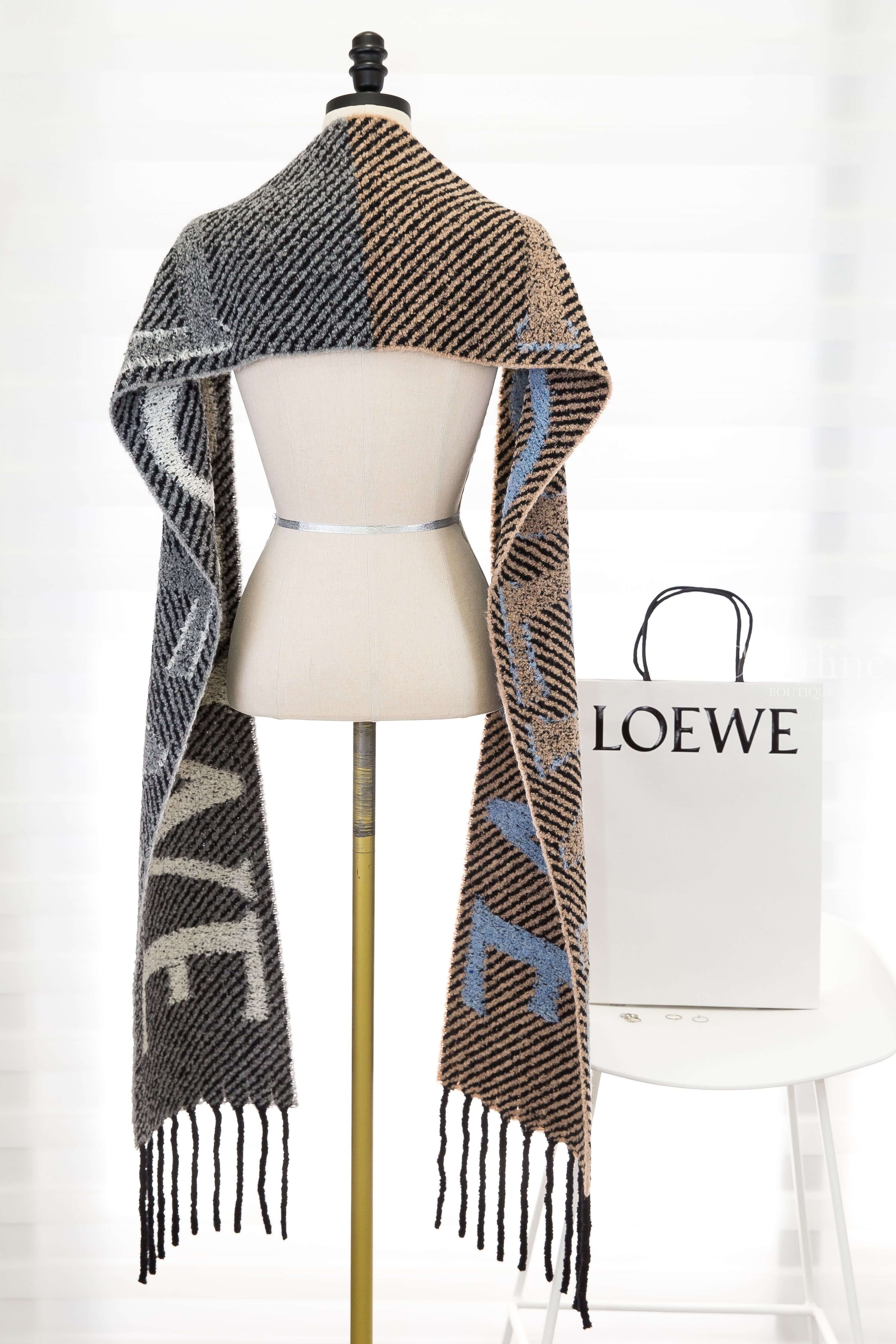 Loewe Scarf In Alpaca And Wool Blend 棕色底淺藍字/灰色底白字黑斜紋羊駝毛混羊毛流蘇圍巾-Charline Boutique 精品代購