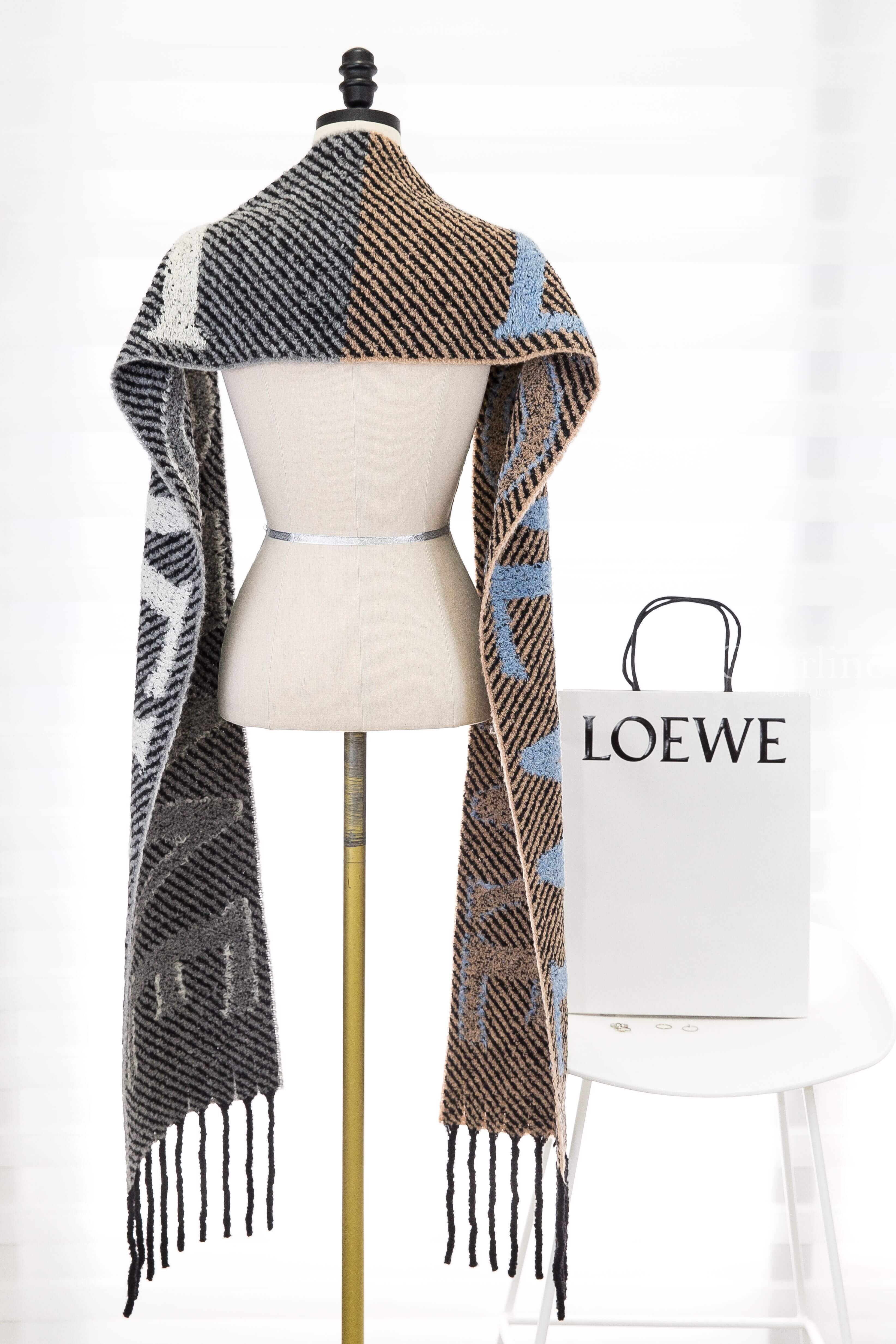 Loewe Scarf In Alpaca And Wool Blend 棕色底淺藍字/灰色底白字黑斜紋羊駝毛混羊毛流蘇圍巾-Charline Boutique 精品代購