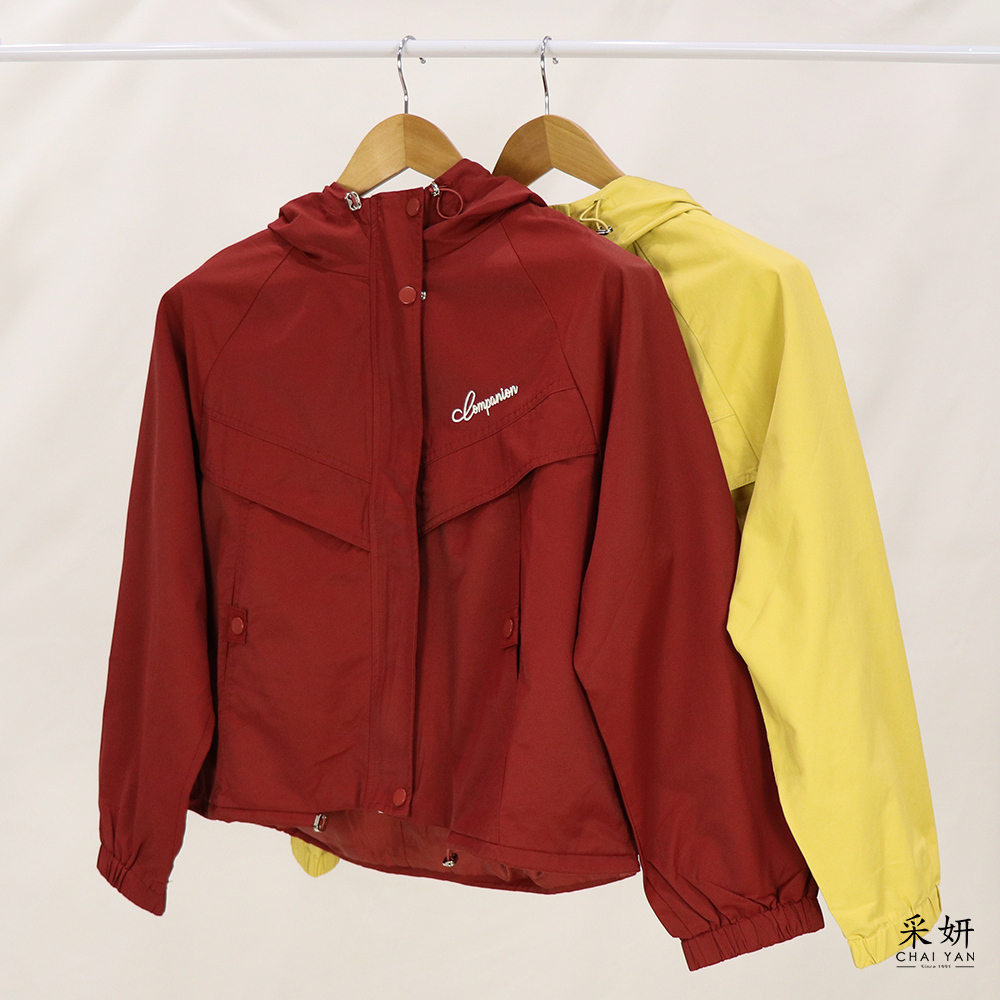 無肩線跳色字母抽繩連帽拉鍊防風外套