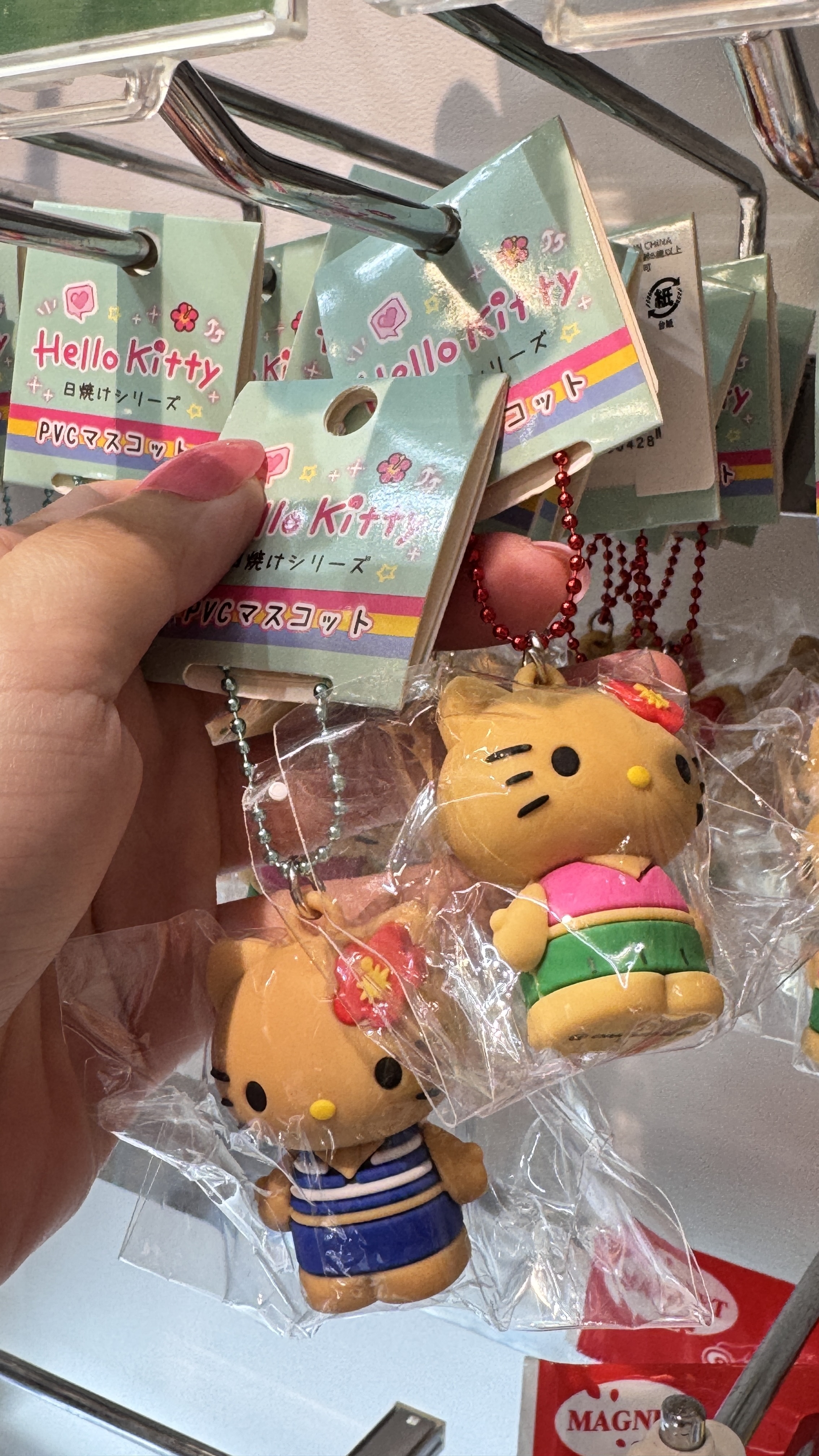 日本帶回曬黑kitty吊飾