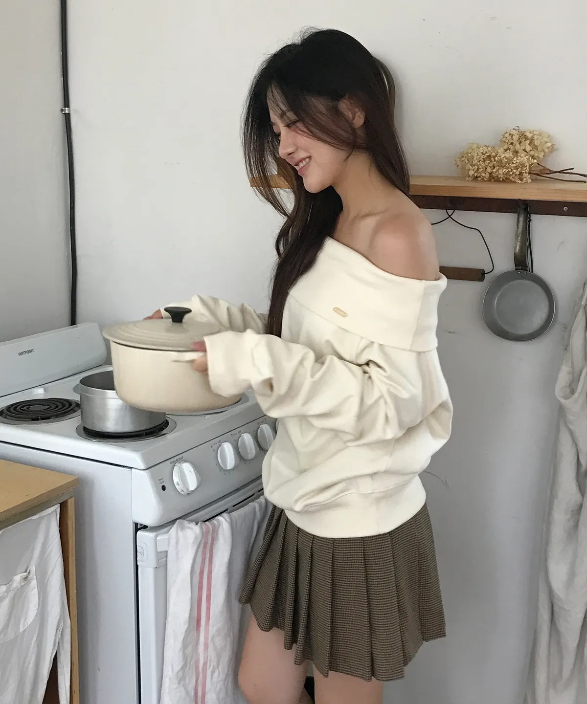 LETTER FROM MOON BOLD OFF-SHOULDER SWEATSHIRT