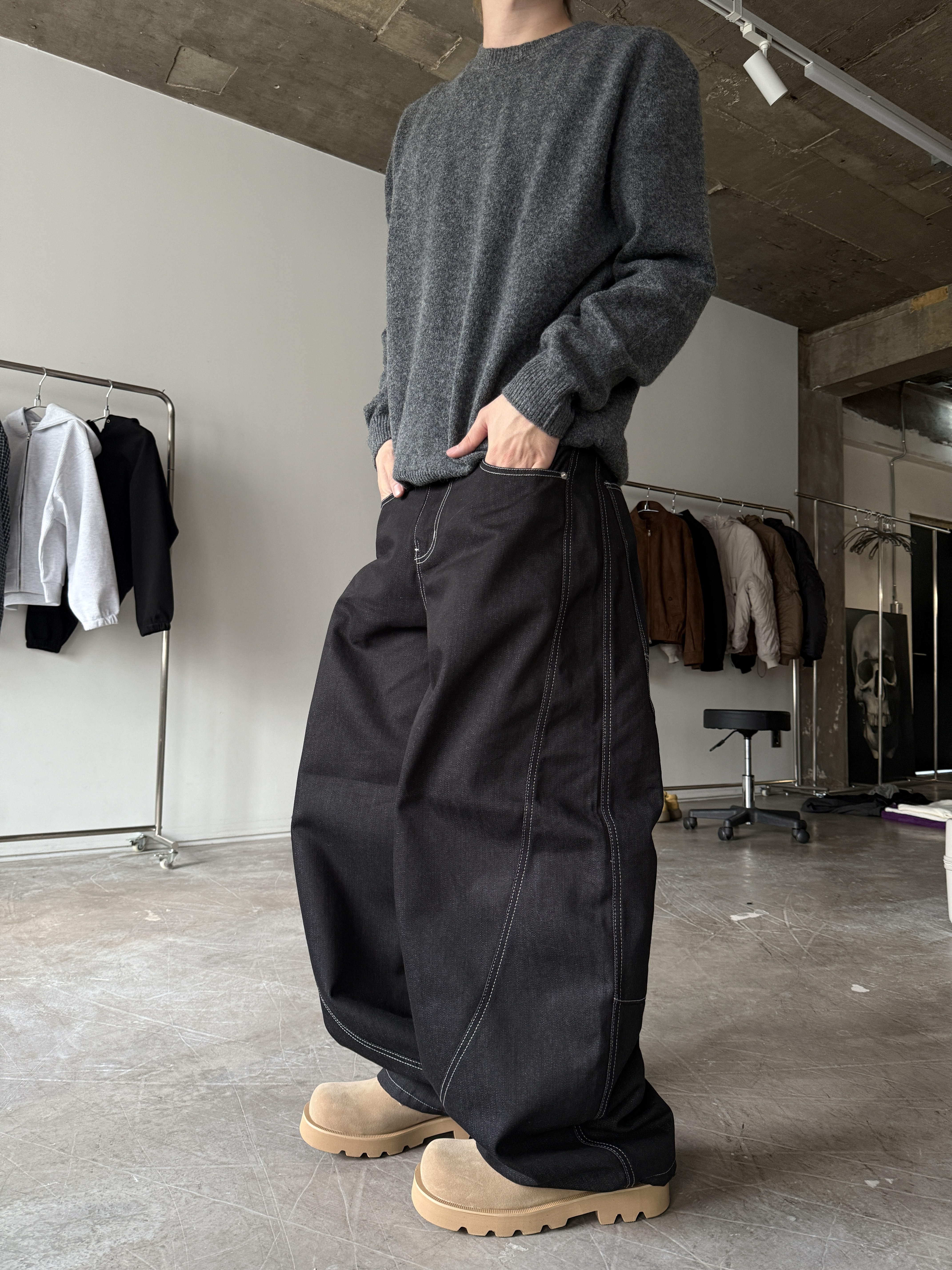 弧形剪裁 丹寧 寬大 牛仔褲（現貨）