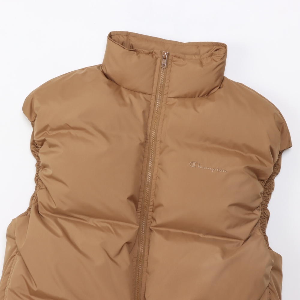 女款-CASUAL 防潑 刺繡“羽絨”背心-卡其色（CW-C604-761）蓬鬆度：700