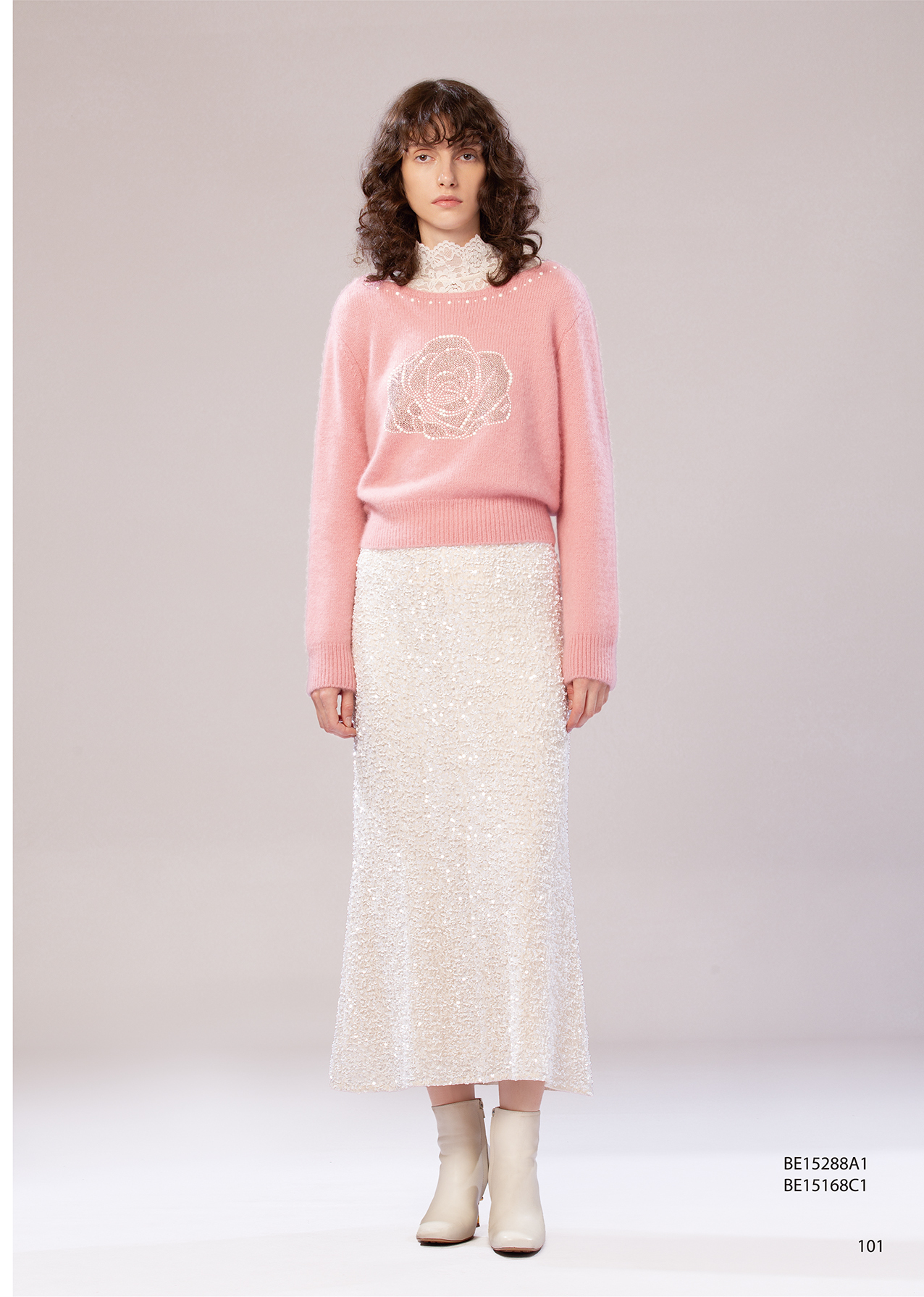 BE15288A1 玫光幻影亮片立體玫瑰短版直身針織上衣 (2色)