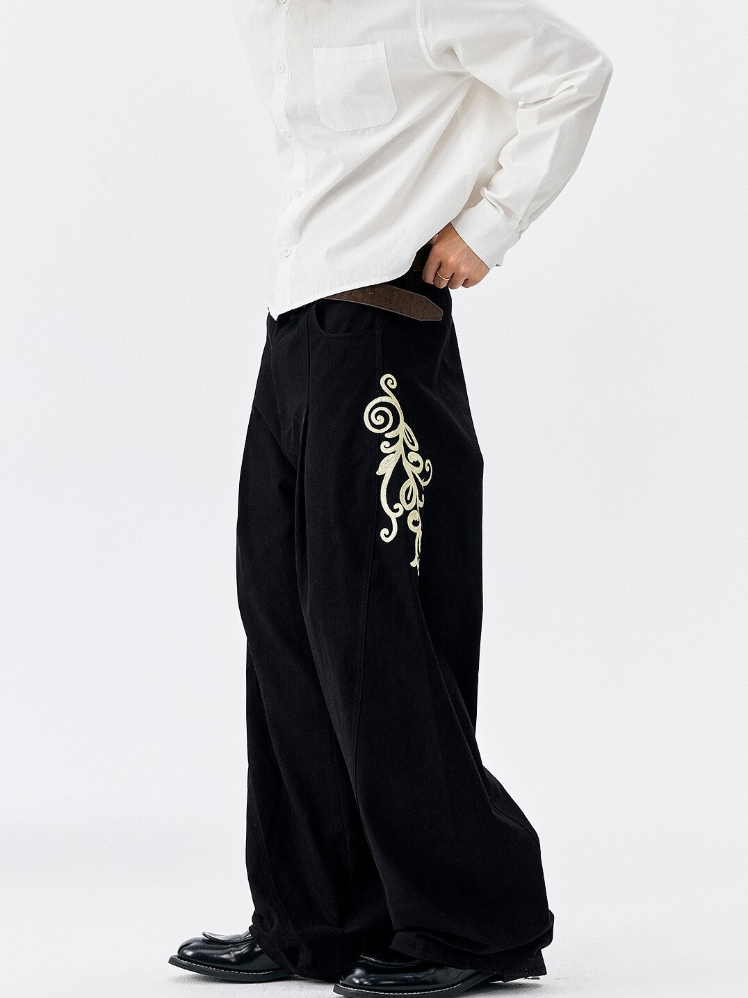 MEDM  側邊花藤刺繡 彈性 休閒寬鬆 落地長褲