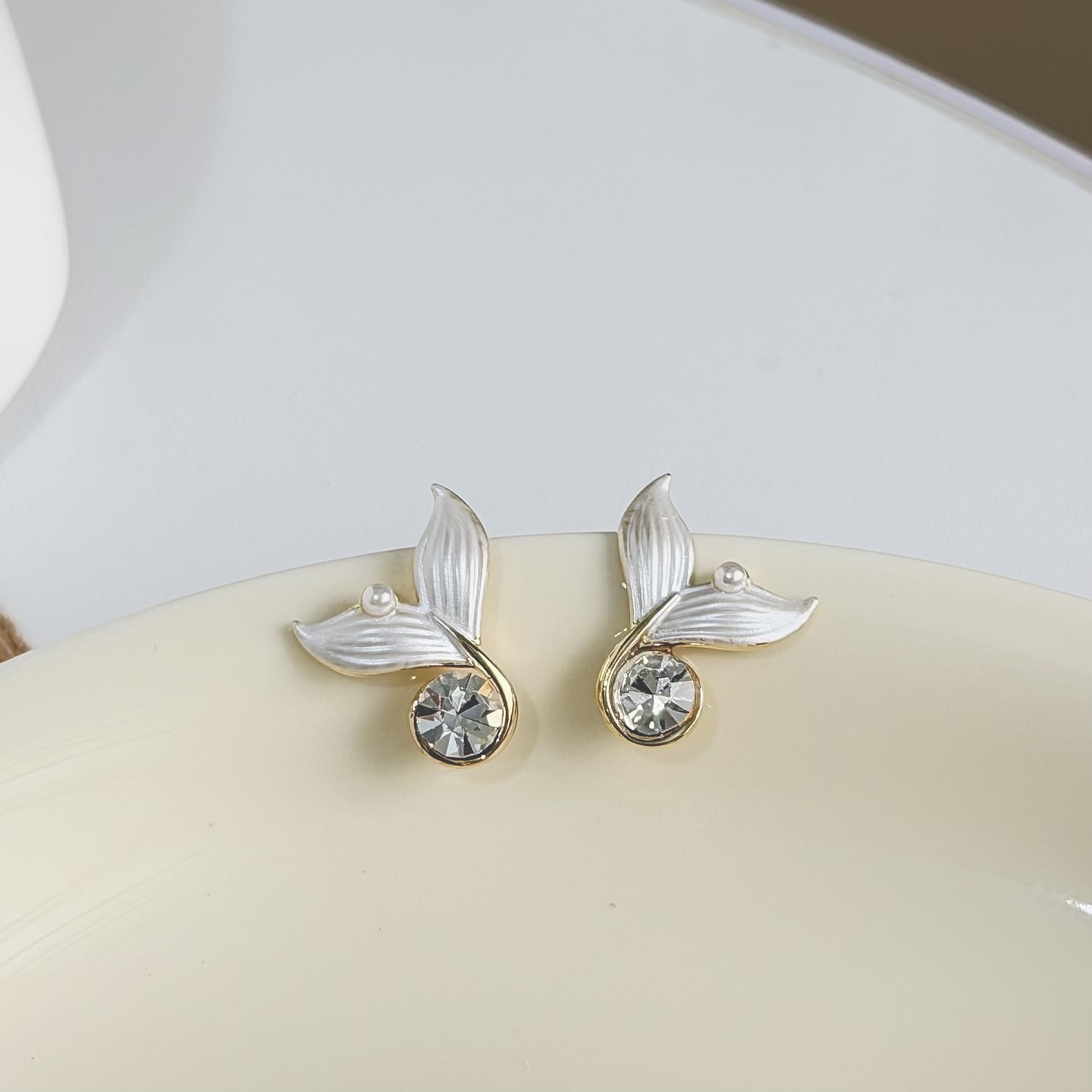 C229壓紋貝殼魚尾單鑽耳針