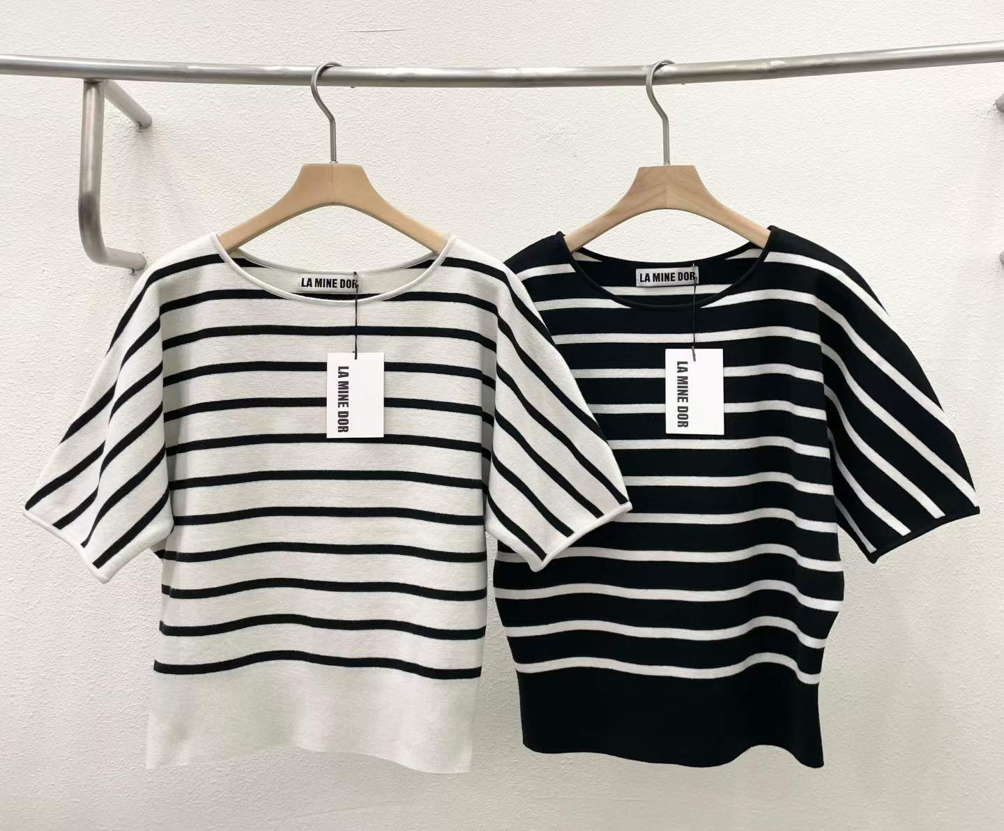 LA5107 捲捲邊間條中袖上衣